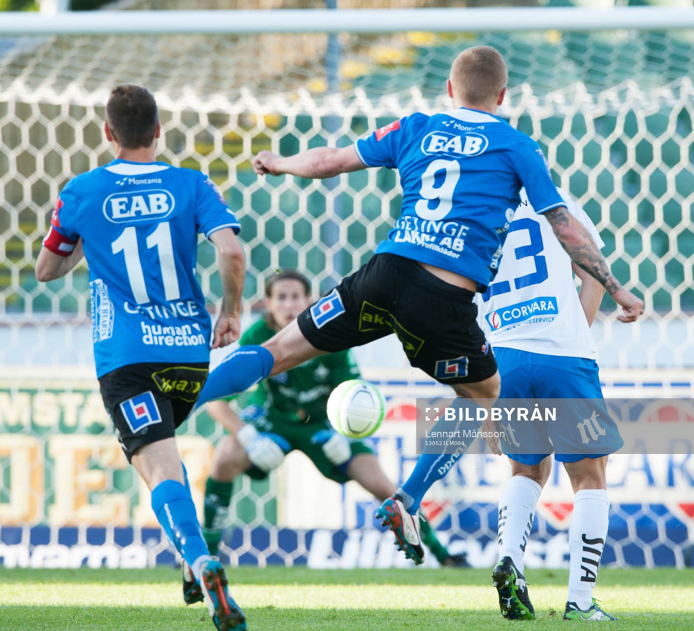 Gudjon Baldvinsson, Halmstad, skjuter, men David Mitov