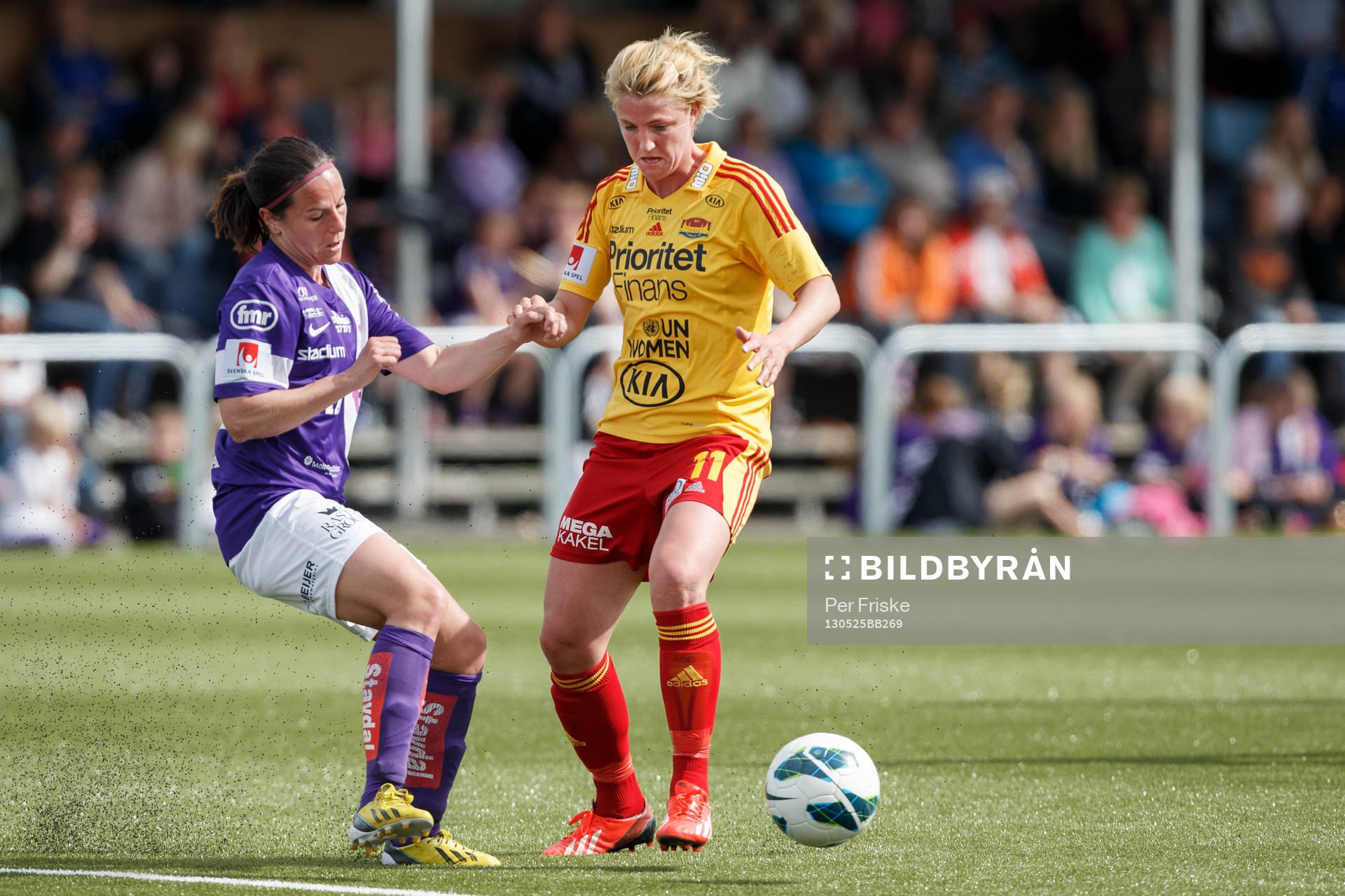 Fotboll, Damallsvenskan, Jitex - Tyresö: Frida Höglund, Jitex i närkamp med Kirsten van de Ven, Tyresö
