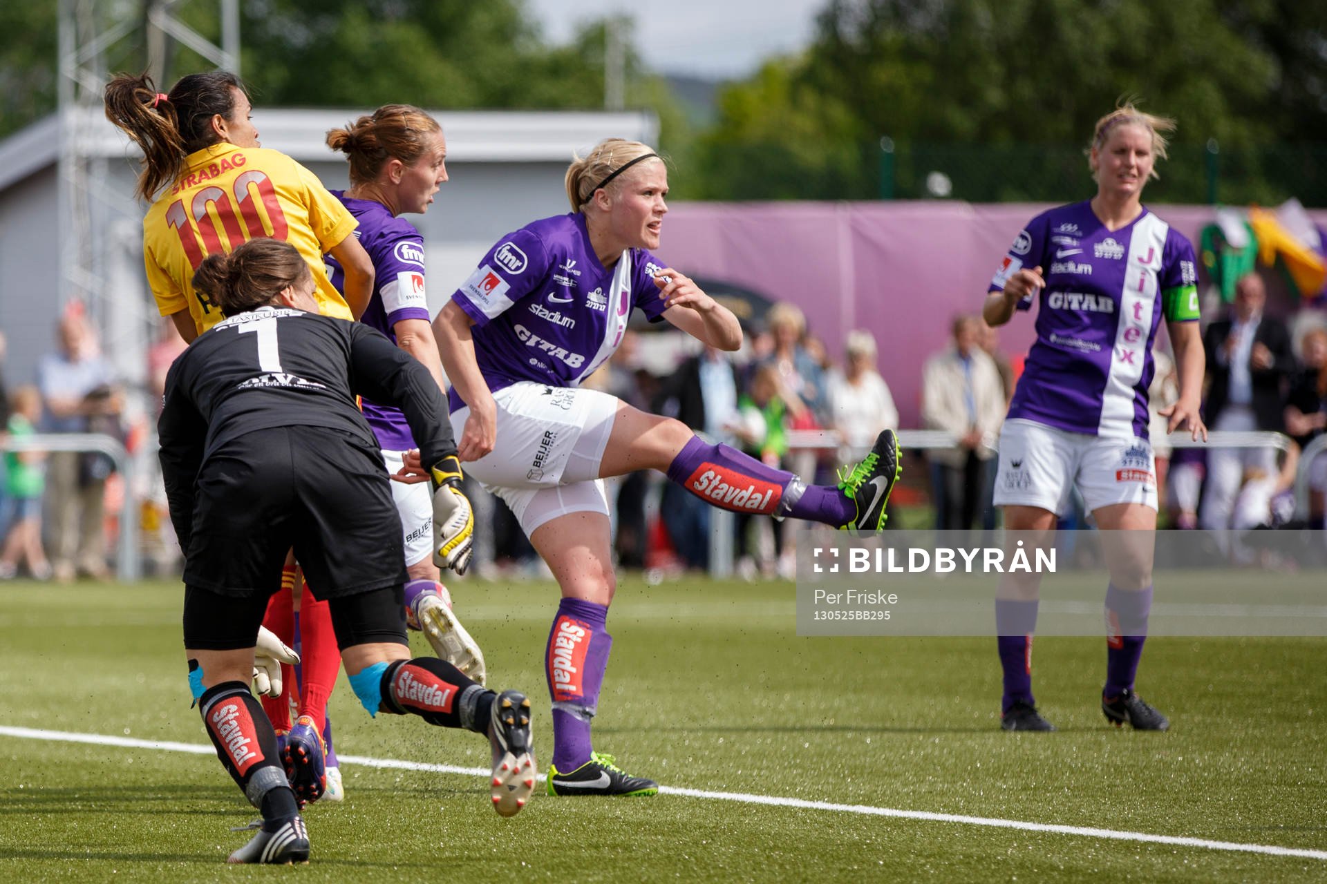 Kathlene Fernström, Jitex rensar undan bollen framför