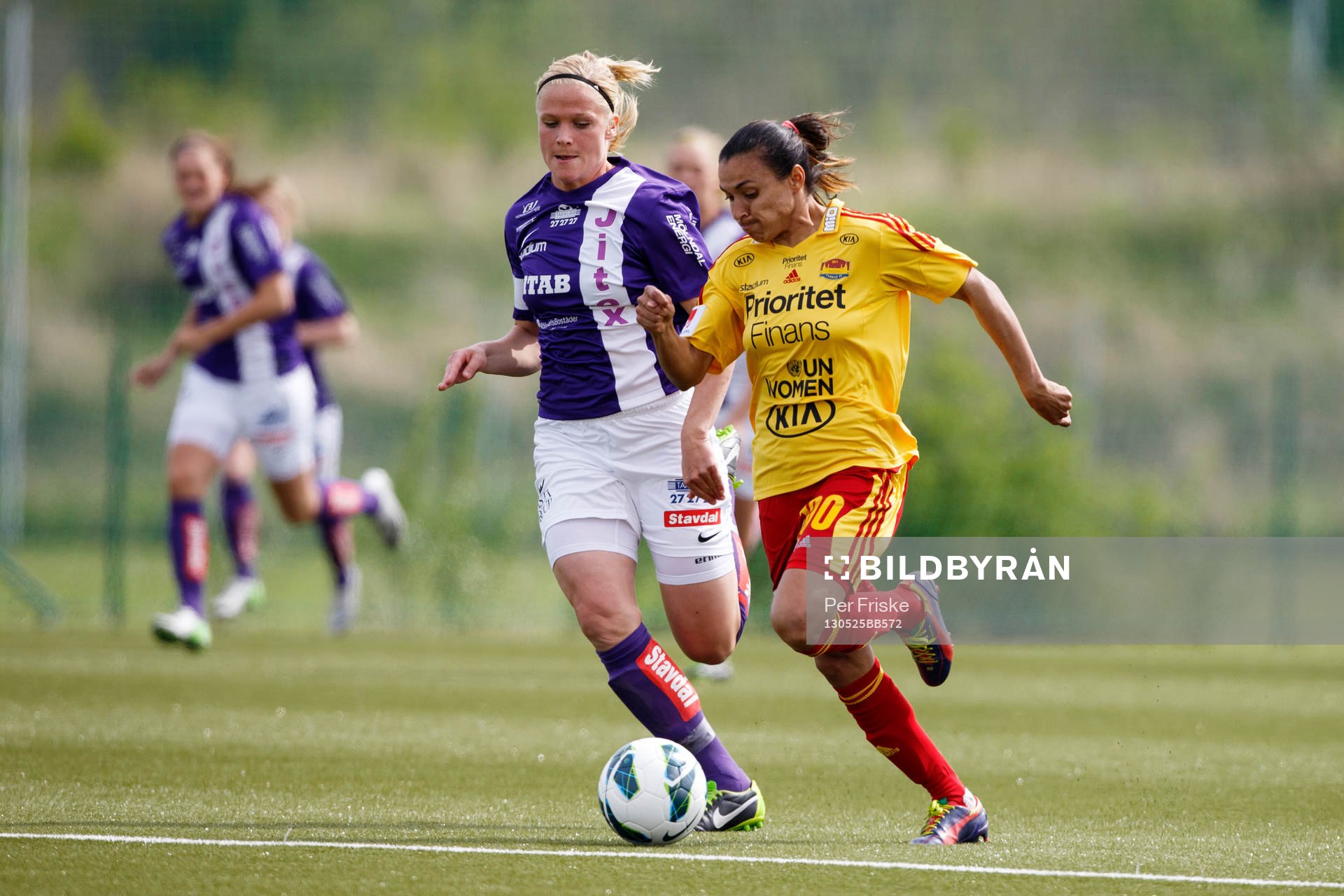 Fotboll, Damallsvenskan, Jitex - Tyresö: Kathlene Fernström, Jitex och Marta Vieira da Silva, Tyresö i kamp om bollen.
