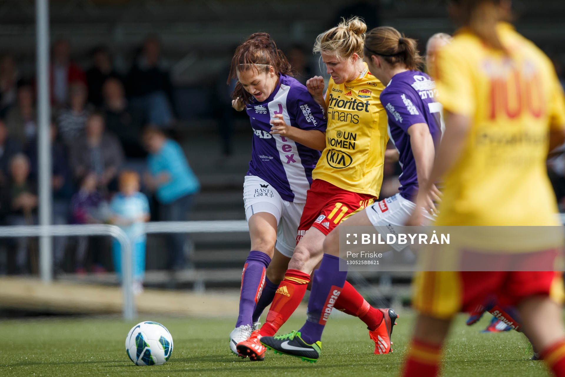 Fotboll, Damallsvenskan, Jitex - Tyresö: Kirsten van de Ven, Tyresö i närkamp med Julia Wahlberg och Elin Sandgren, Jitex