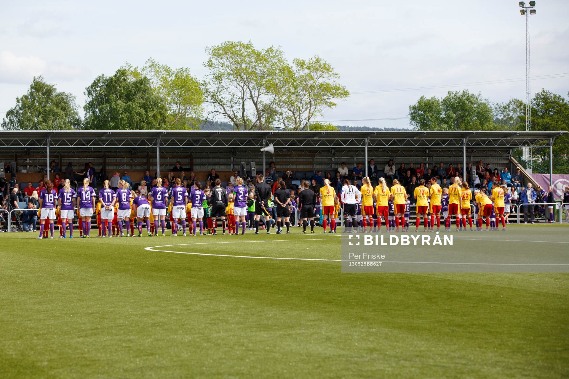 Fotboll, Damallsvenskan, Jitex - Tyresö: Lagen uppställda innan matchstart på den nyrenoverade Åbyvallen.