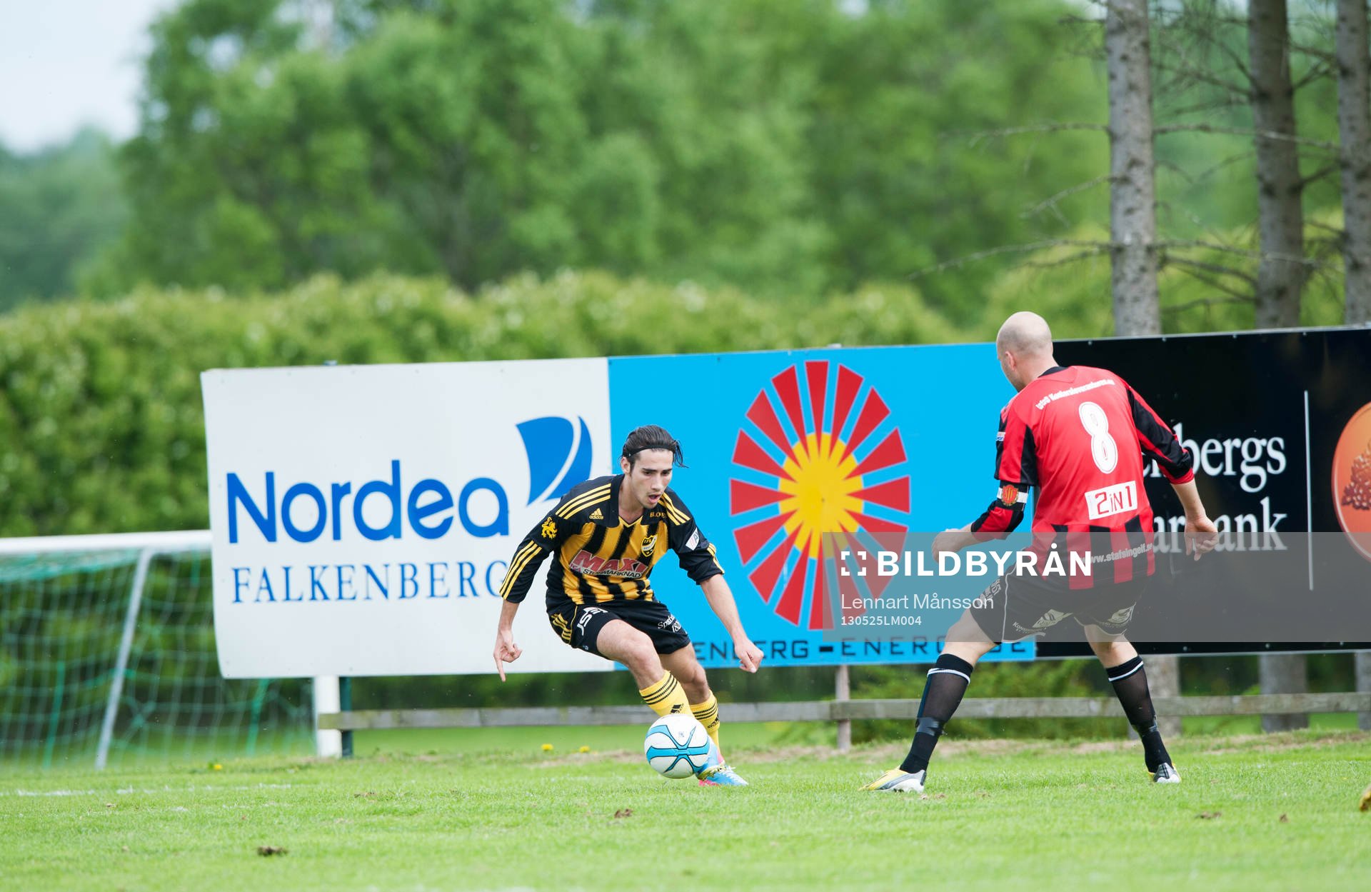 Mindre arena, reklamskyltar, idyllisk idrottsplats