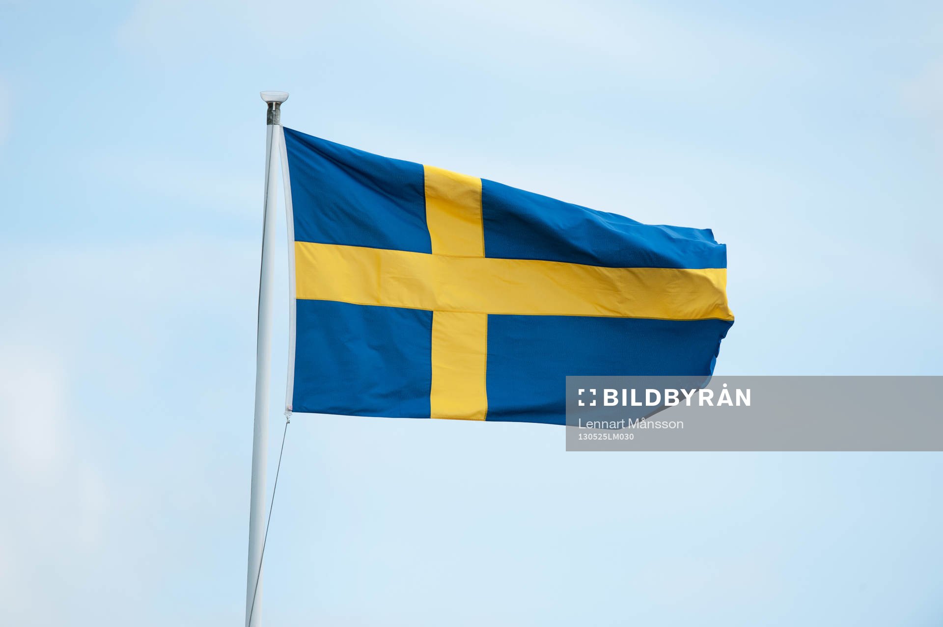 Flagga, svenska flaggan vajar för vinden