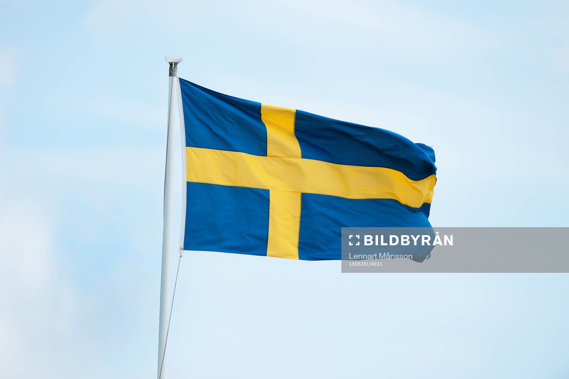 Flagga, svenska flaggan vajar för vinden