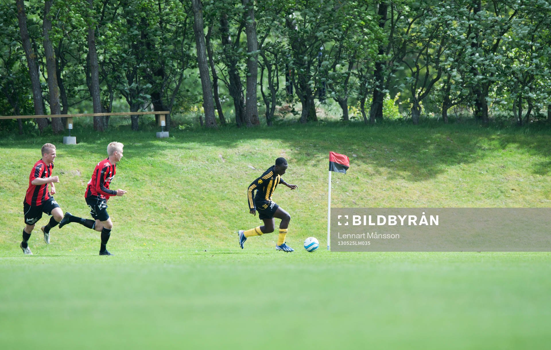 Idyllisk idrottsplats, hörnflagga, småklubbsfotboll