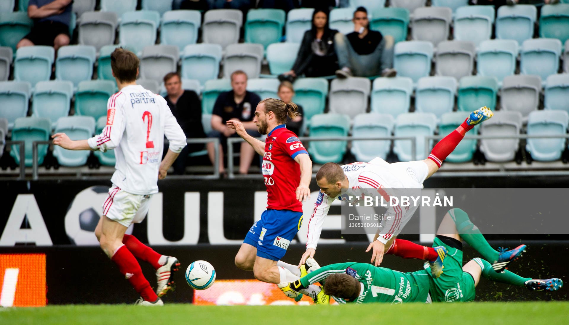 Emil Karlsson, Örgryte, rundar Degerfors målvakt August