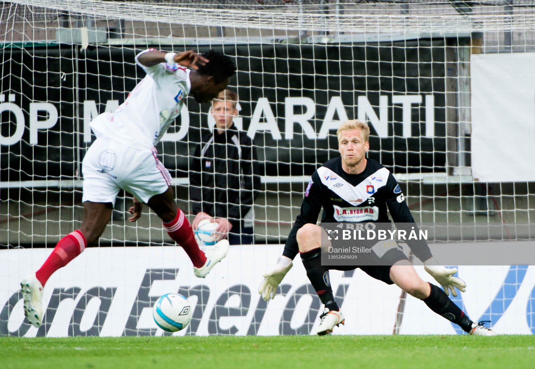 Amadaiya Rennie, Degerfors, kommer fri med Peter