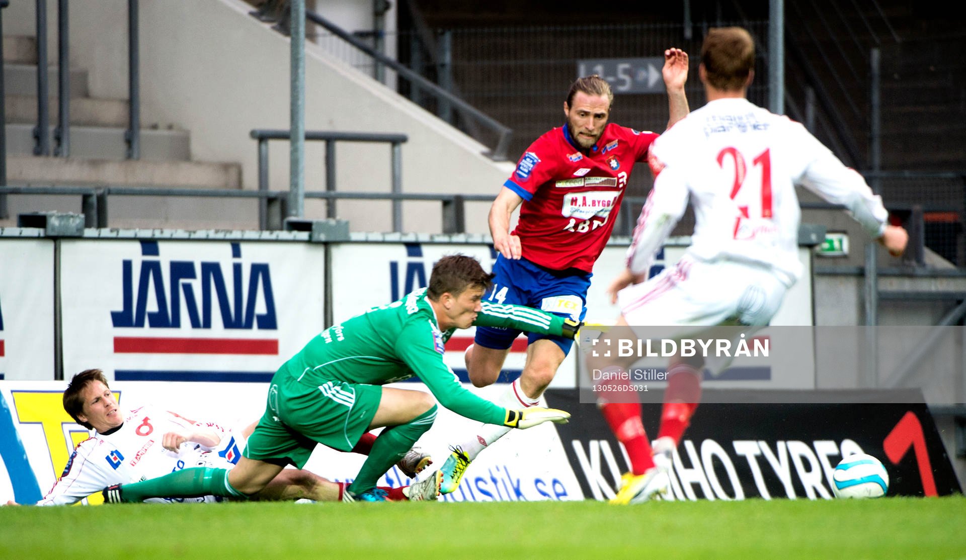 Degerfors målvakt August Strömberg fäller Emil Karlsson,
