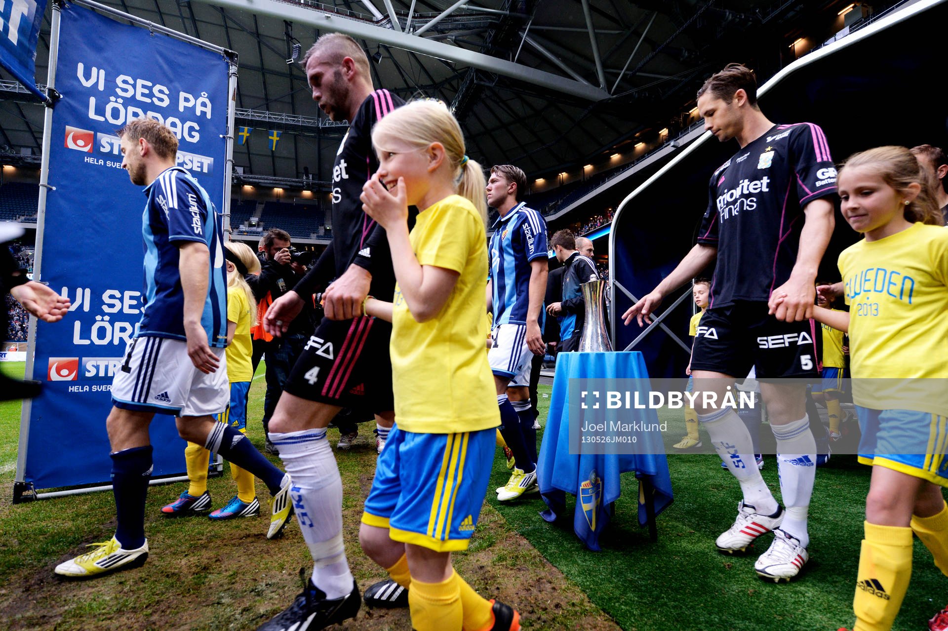 IFK Göteborgs Philip Haglund tar på pokalen strax innan