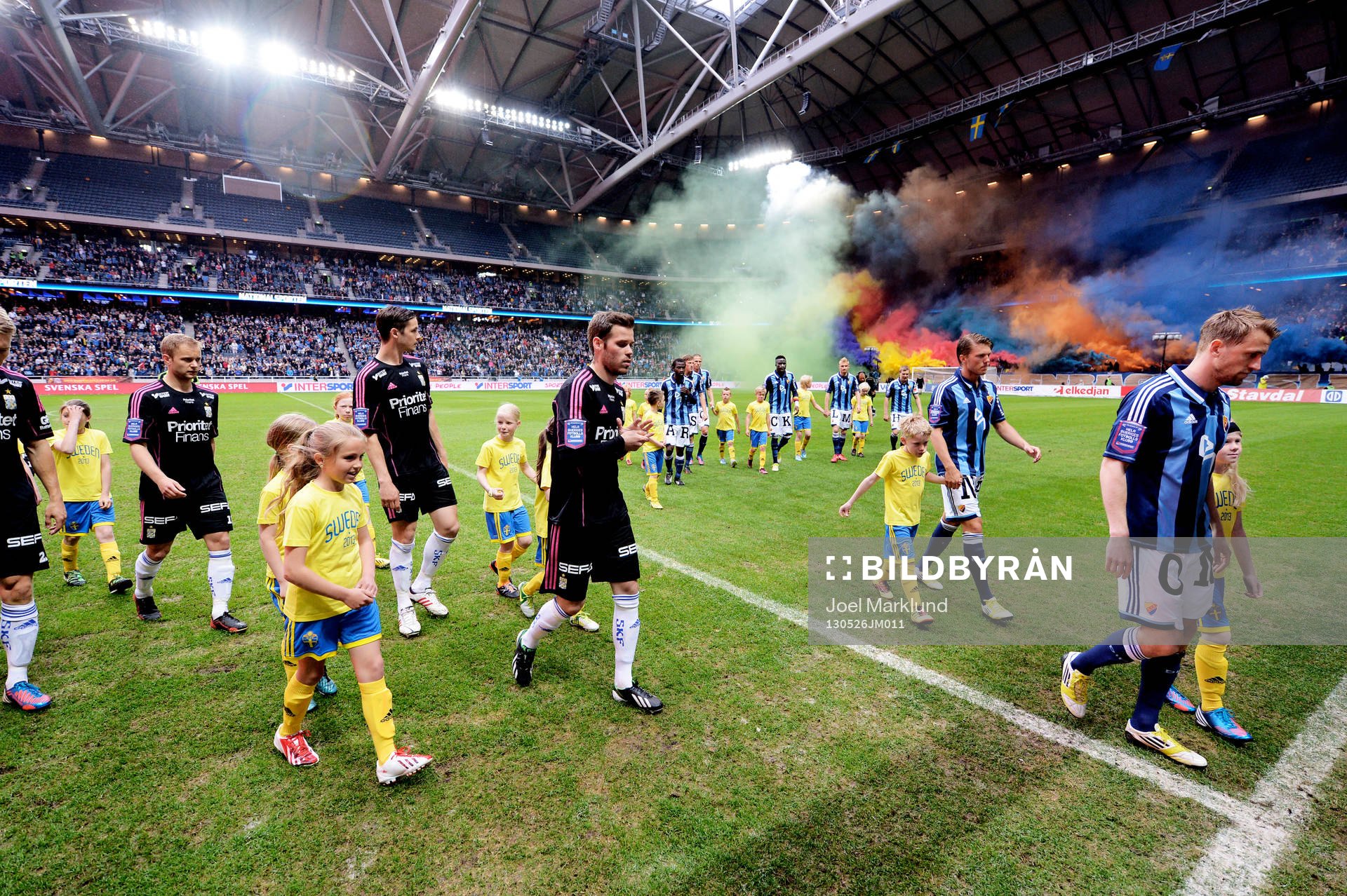 Lagen lämnar planen på grund av bengaler vid matchstart i