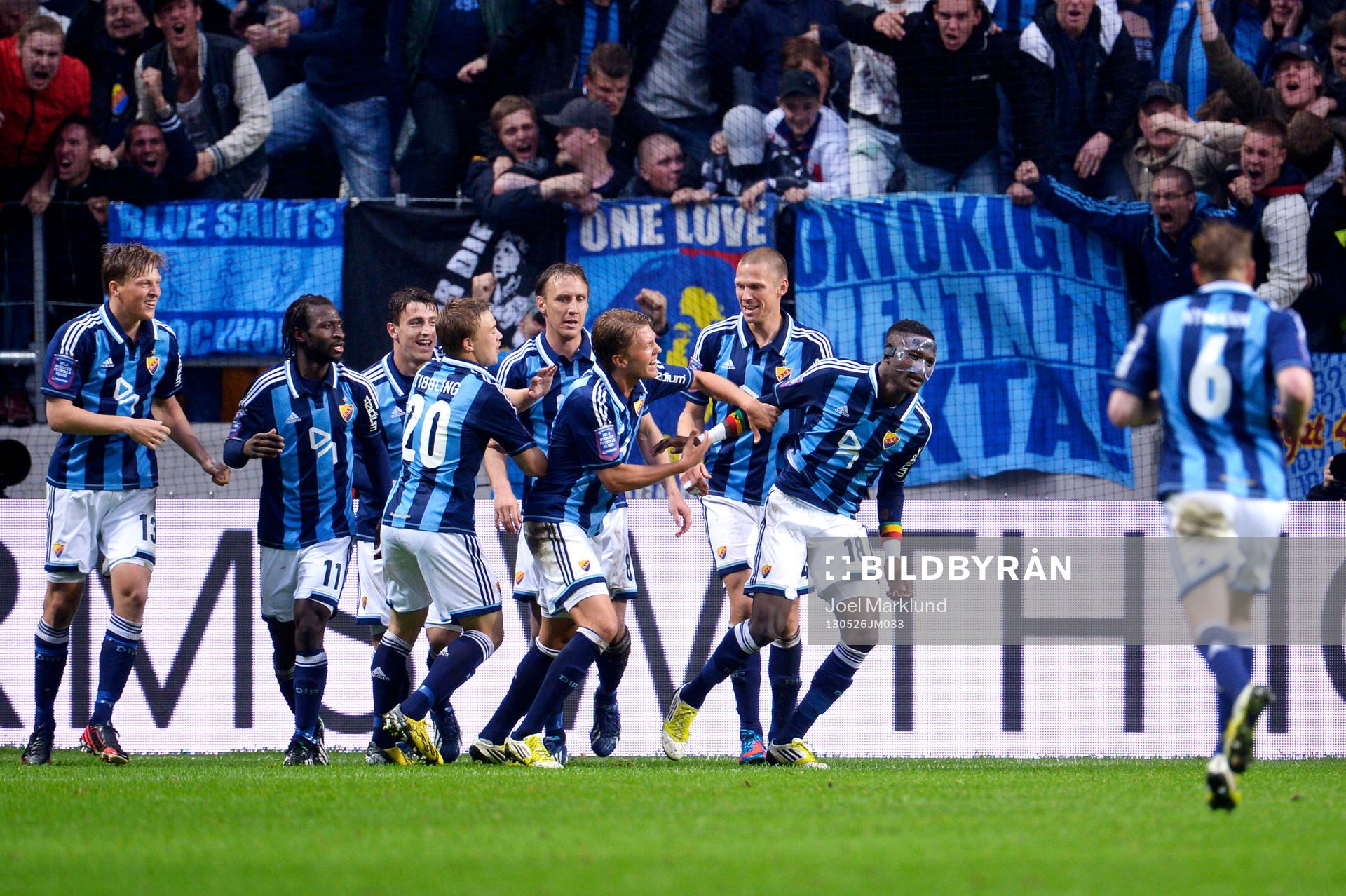 Djurgårdens Daniel Amartey gratuleras av lagkamraterna