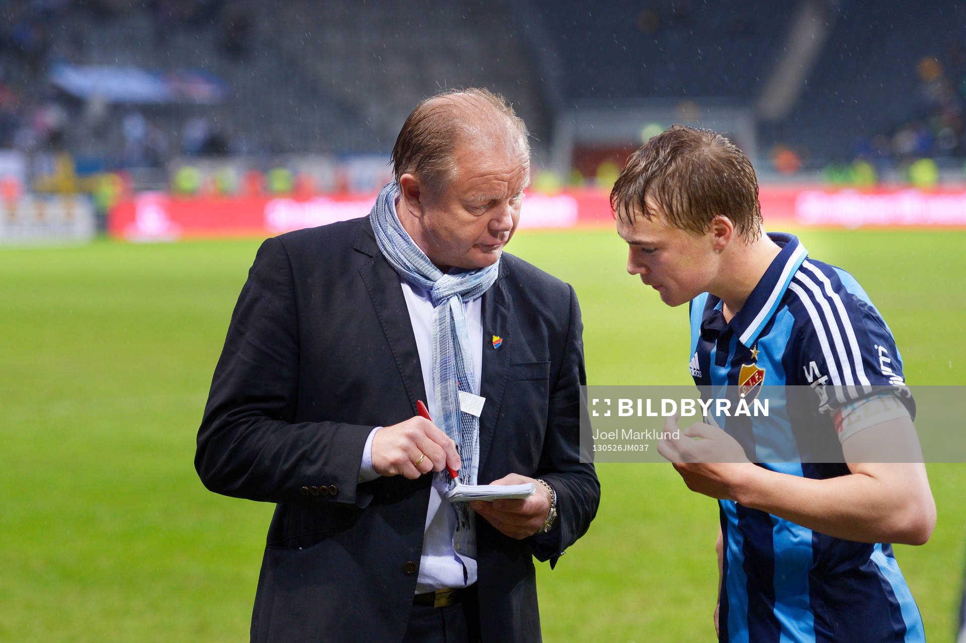 Djurgårdens tränare Per-Mathias Högmo pratar med Simon