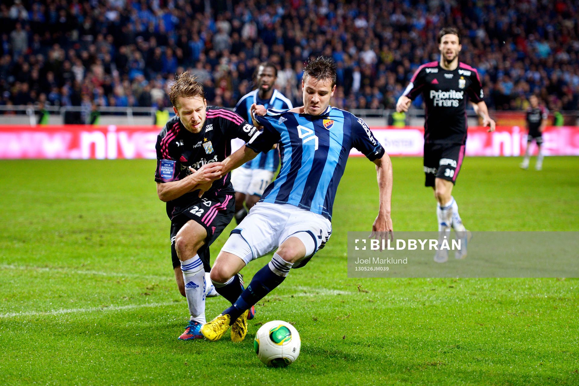 IFK Göteborgs Jonathan Azulay drar Djurgårdens Simon