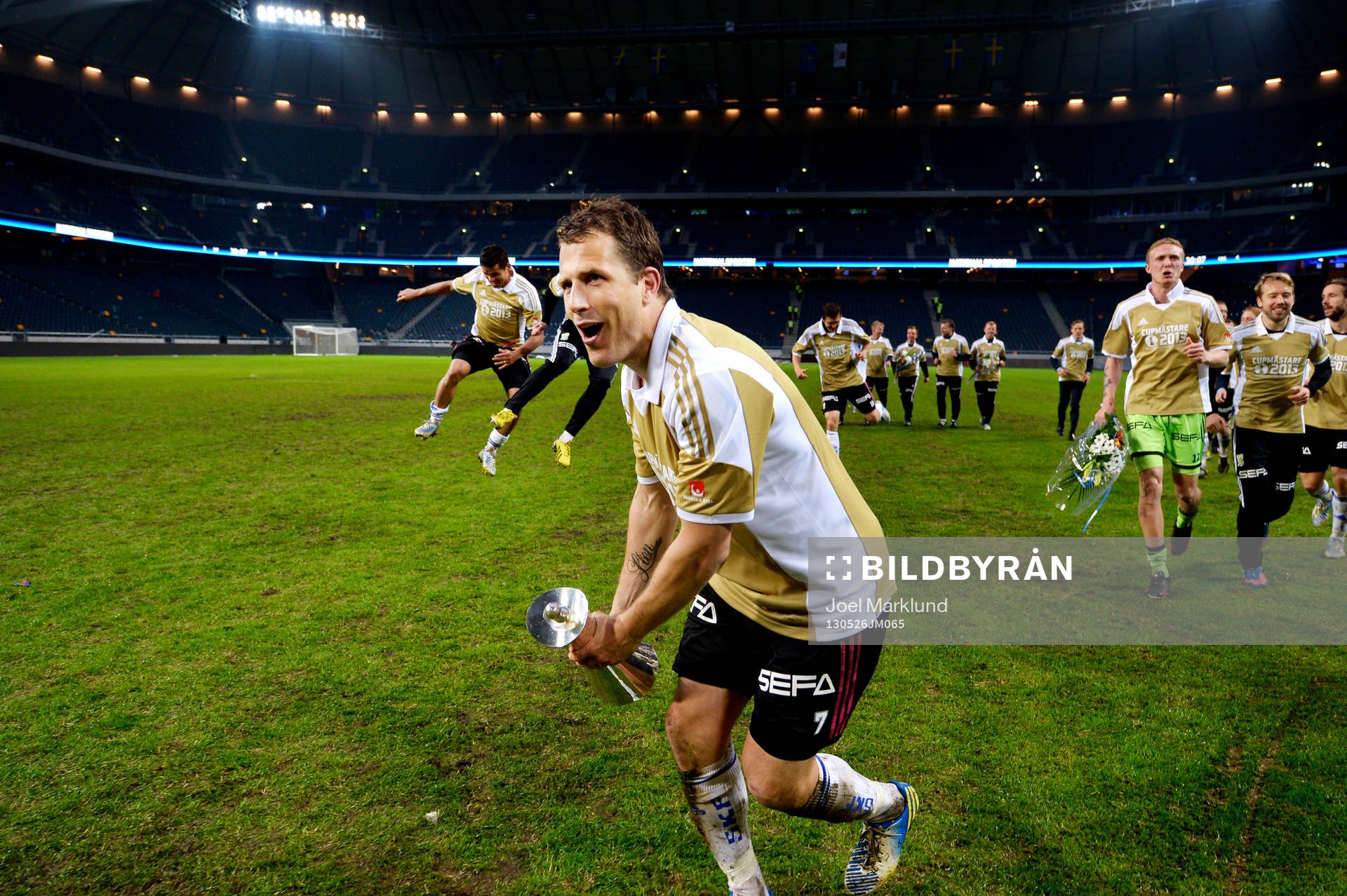 IFK Göteborgs Tobias Hysén håller i pokalen när laget