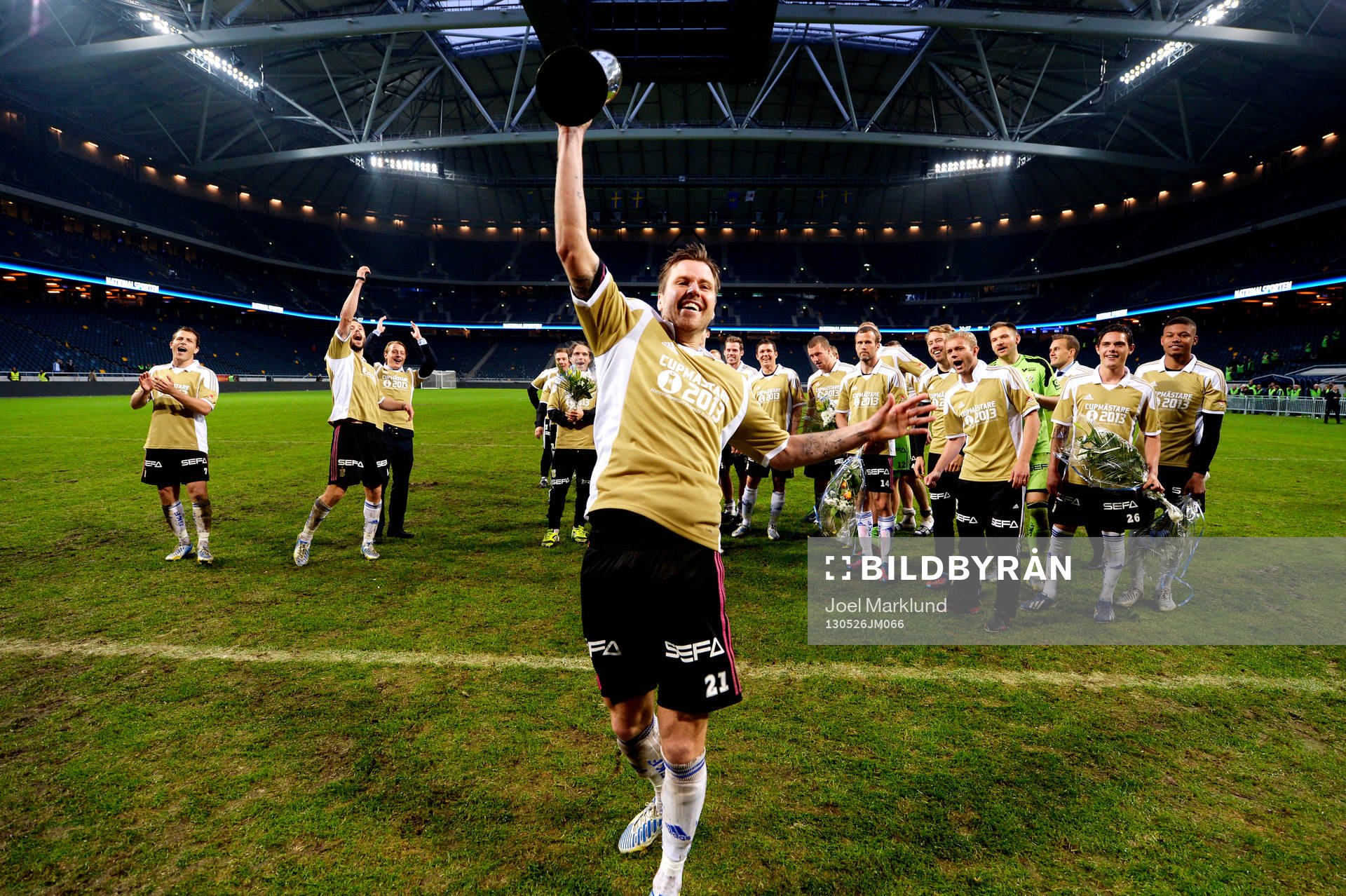 IFK Göteborgs Pontus Farnerud håller i pokalen när laget jublar efter segern i finalen i Svenska Cupen mellan Djurgården och IFK Göteborg 26 maj 2013 i Stockholm.