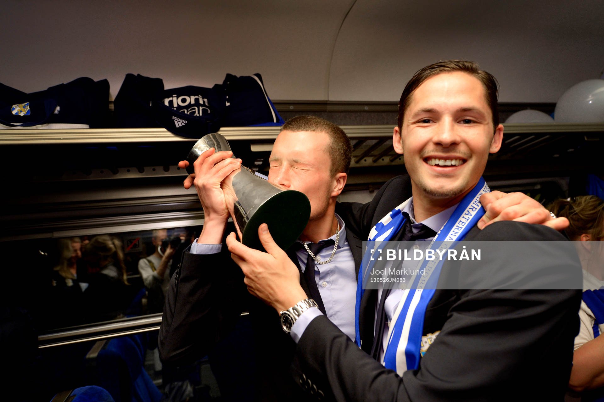 IFK Göteborgs Jakob Johansson kysser pokalen bredvid