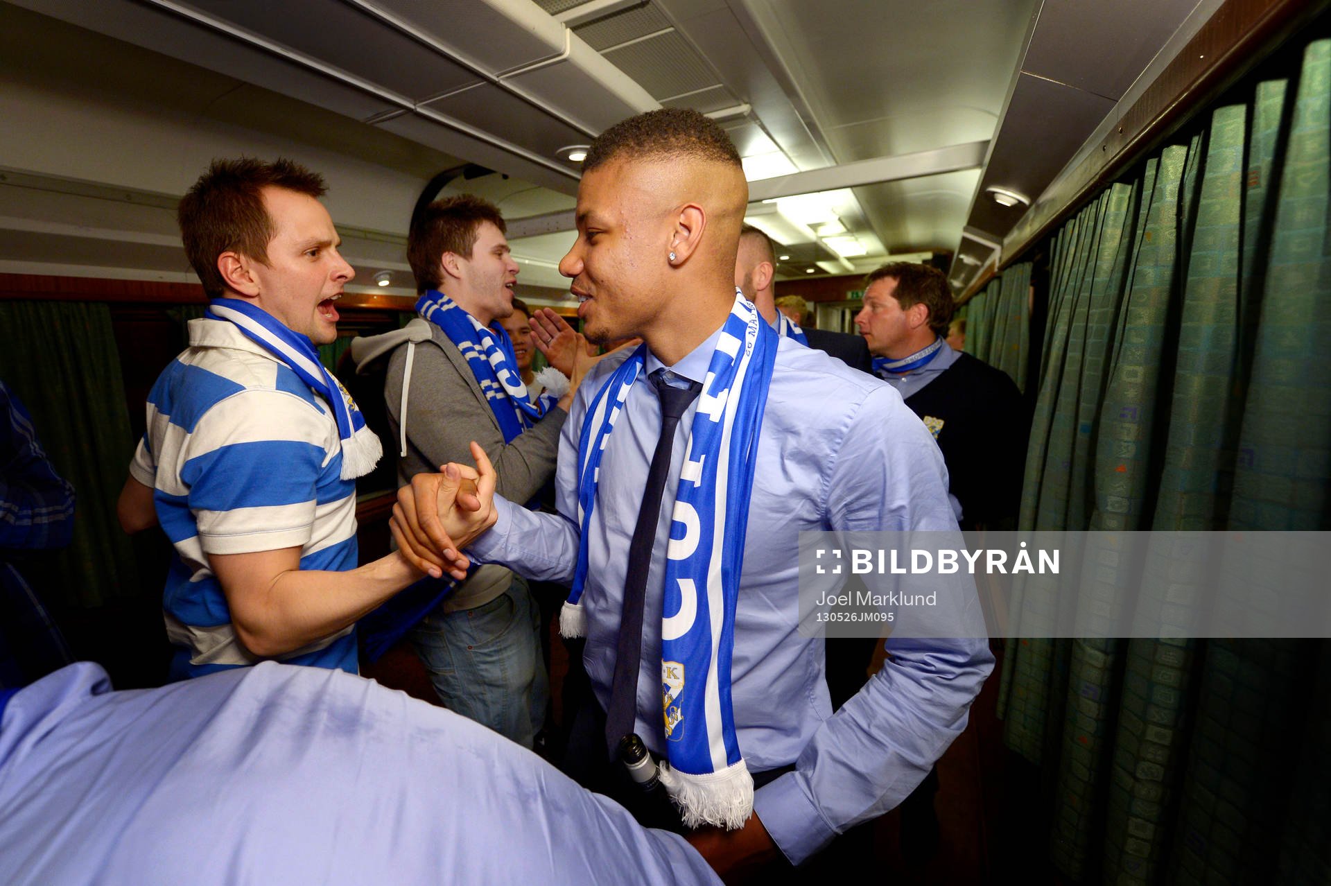 IFK Göteborgs Mikael Dyrestam firar med fansen på tåget