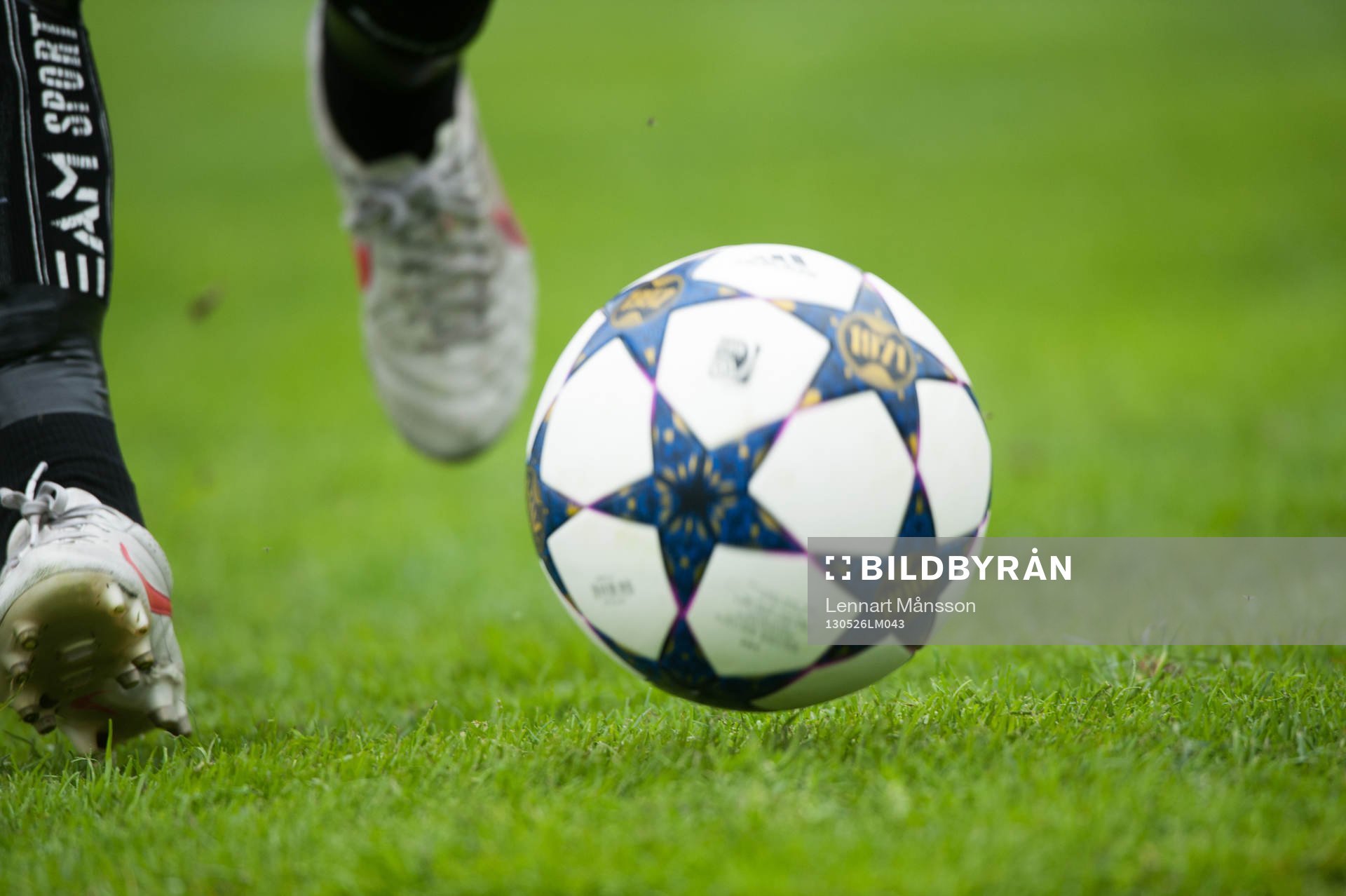Fot, boll, bollkontroll, fotbollsskor, gräs, gräsmatta