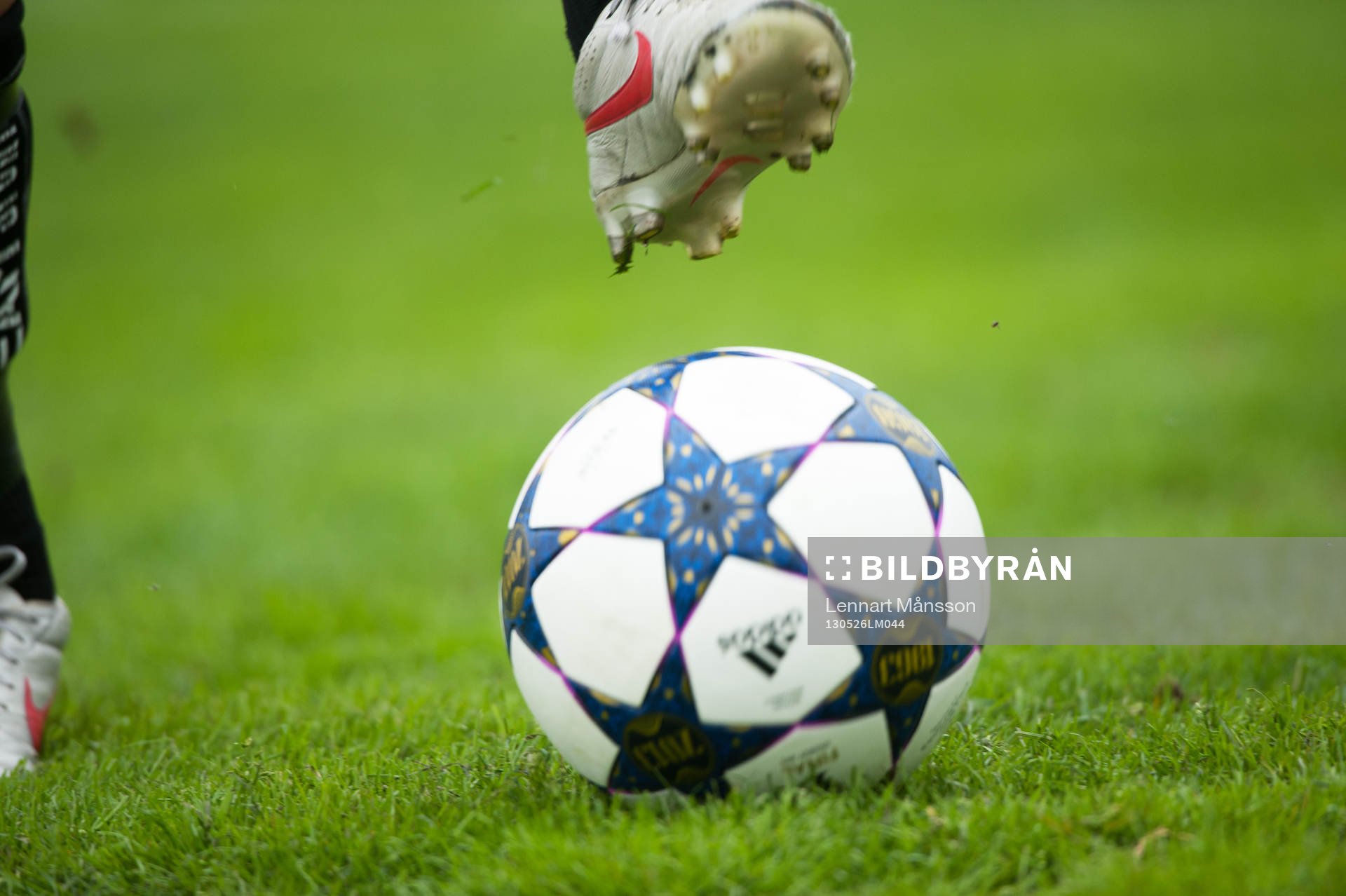 Fot, boll, bollkontroll, fotbollsskor, gräs, gräsmatta
