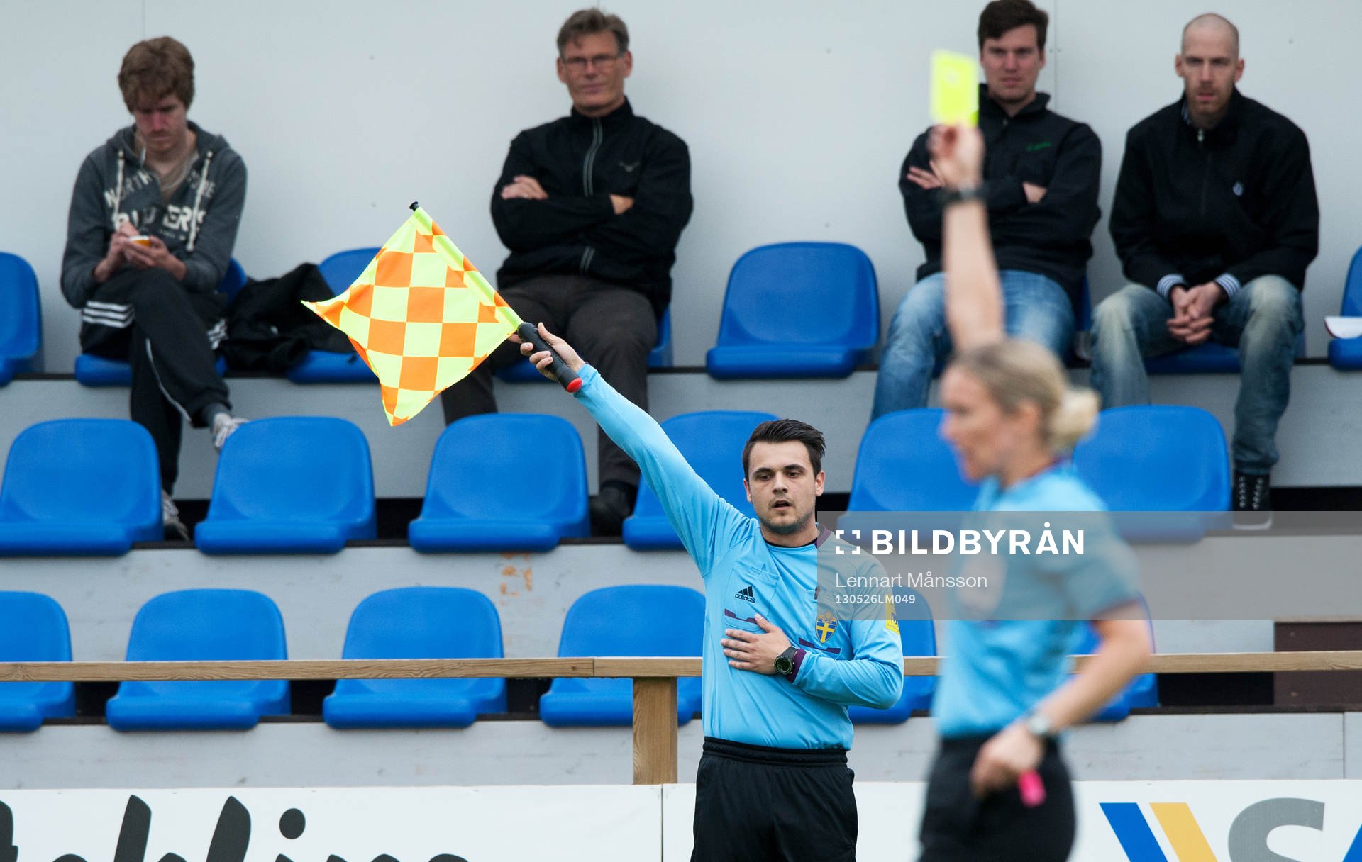 Domare och assisterande domare, flagga, gult kort