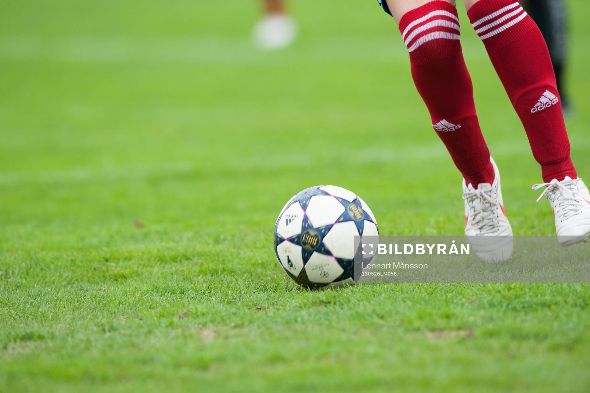 Fot, boll, bollkontroll, fotbollsskor, gräs, gräsmatta