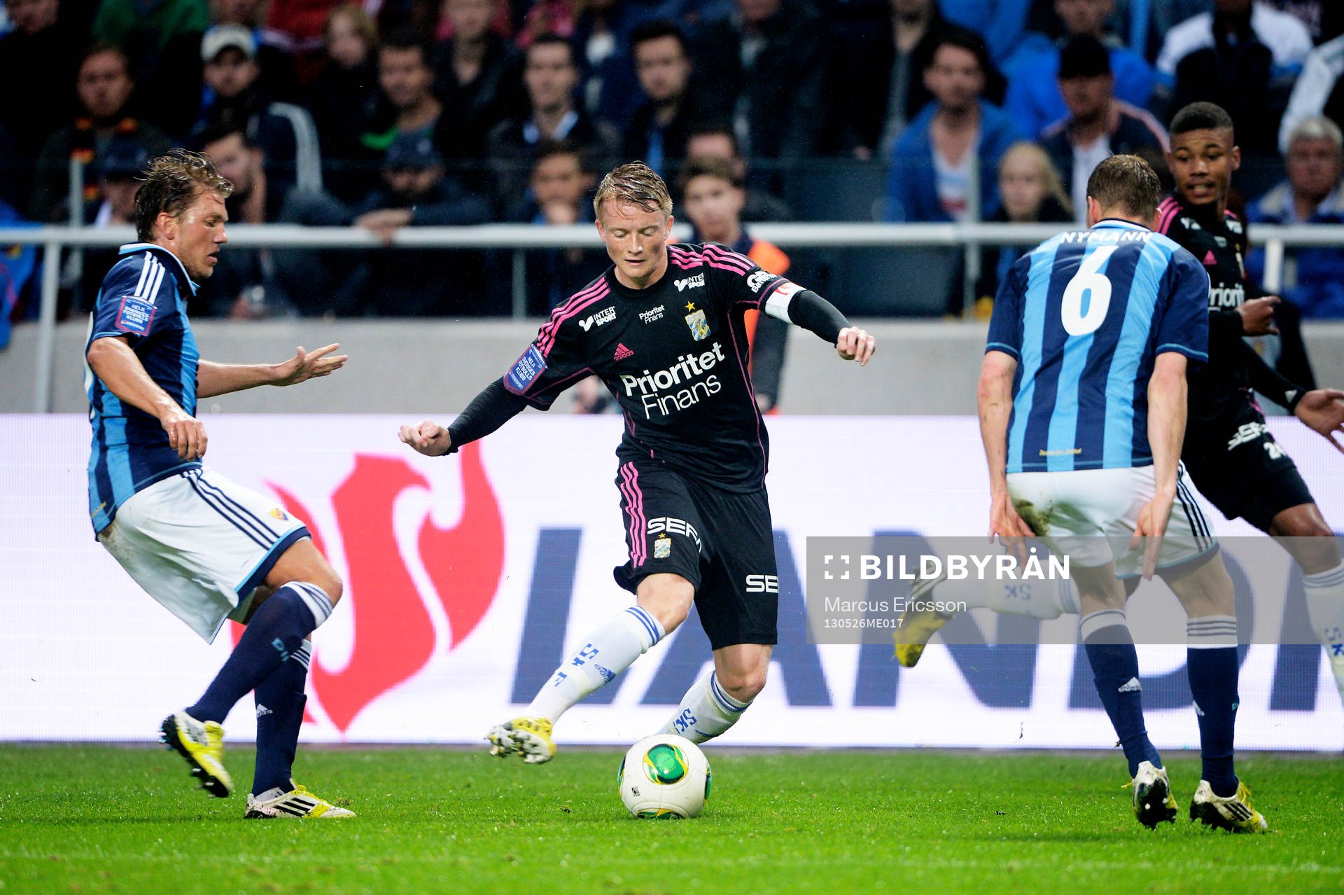 Sam Larsson, IFK Göteborg, spelar fram bollen
