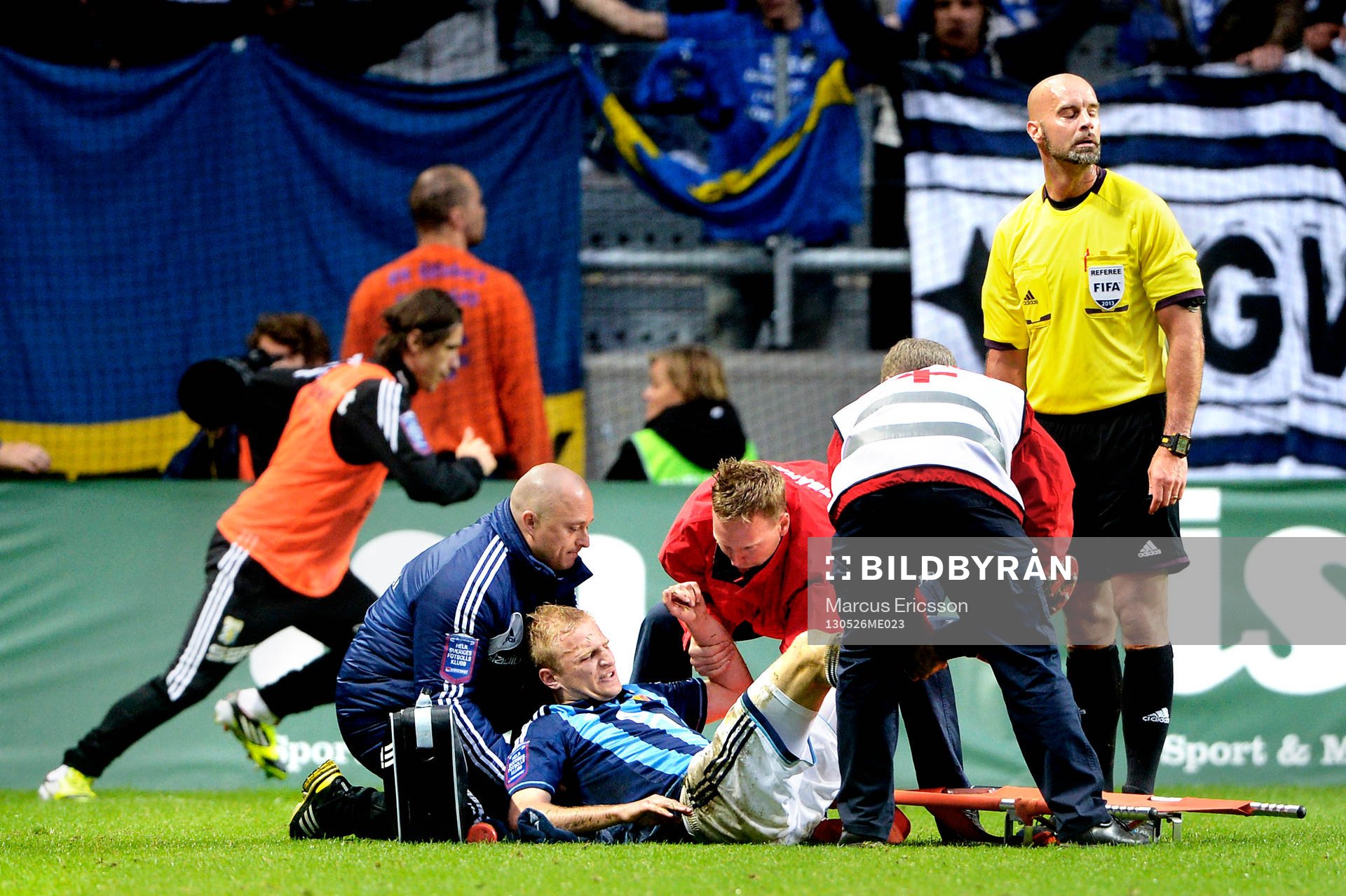 Vytautas Andriuskevicius, Djurgården, bärs ut på bår