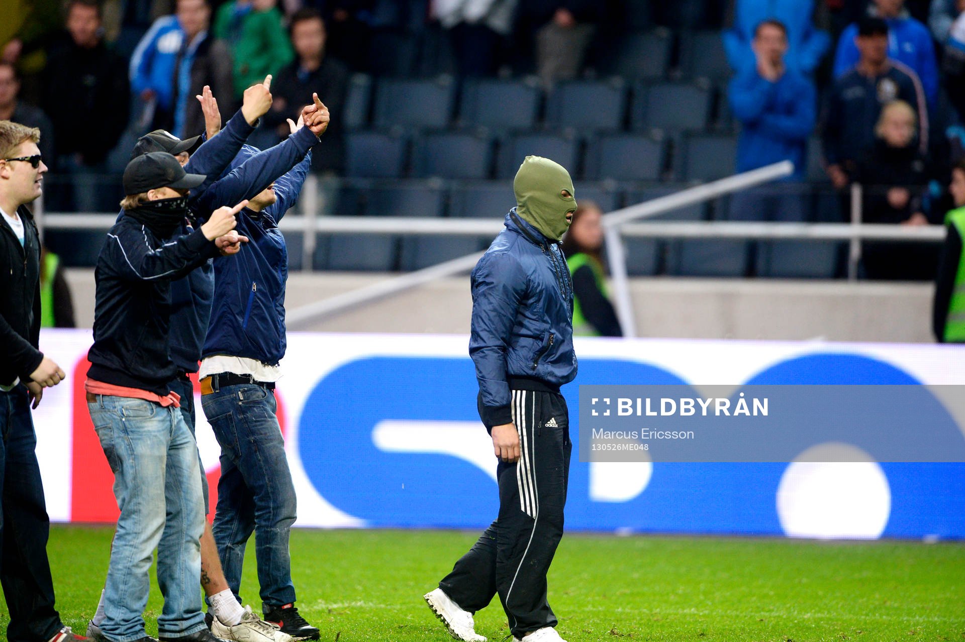 En maskerad blåvittsupporter har tagit sig fram för att
