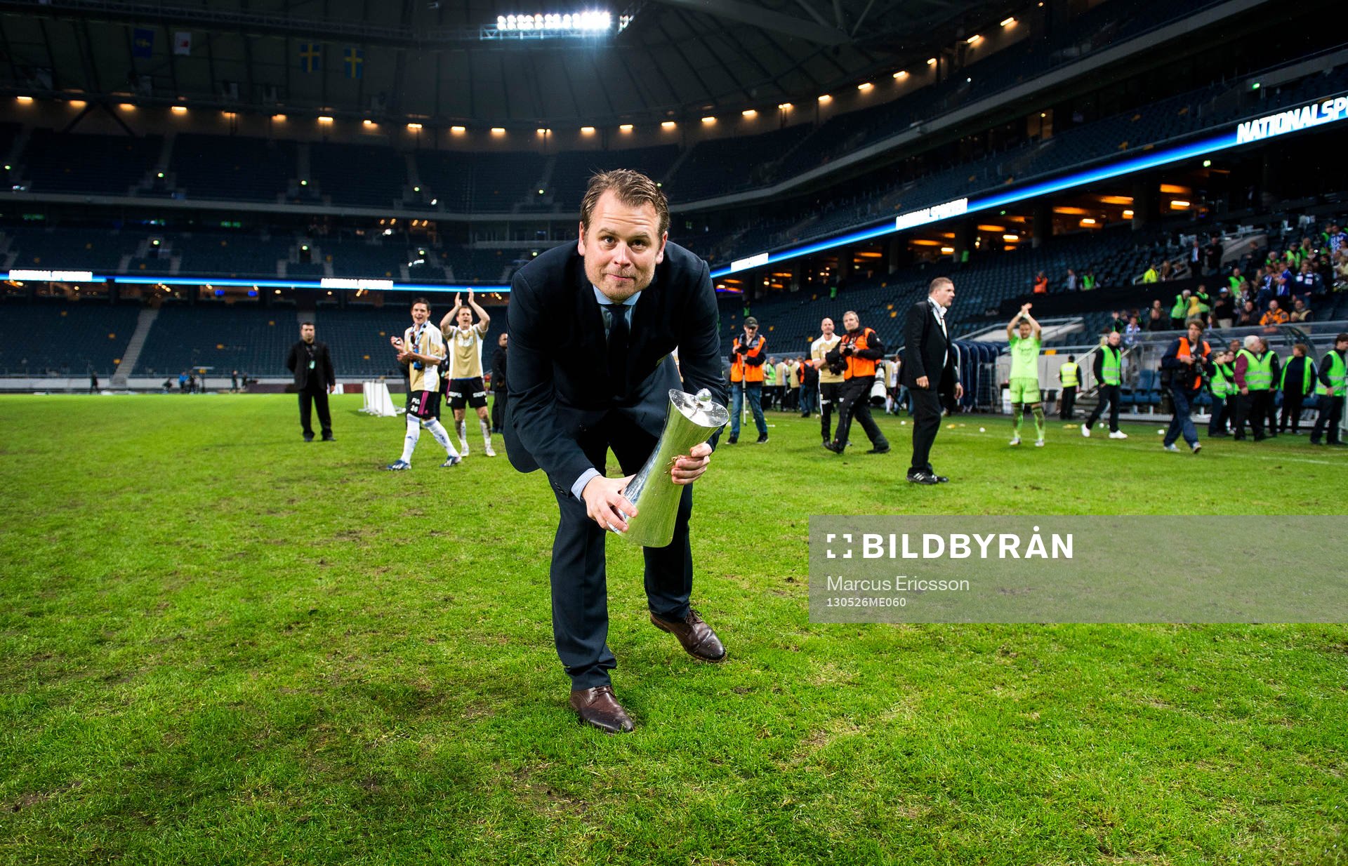 Mikael Stahre, tränare IFK Göteborg lyfter pokalen mot