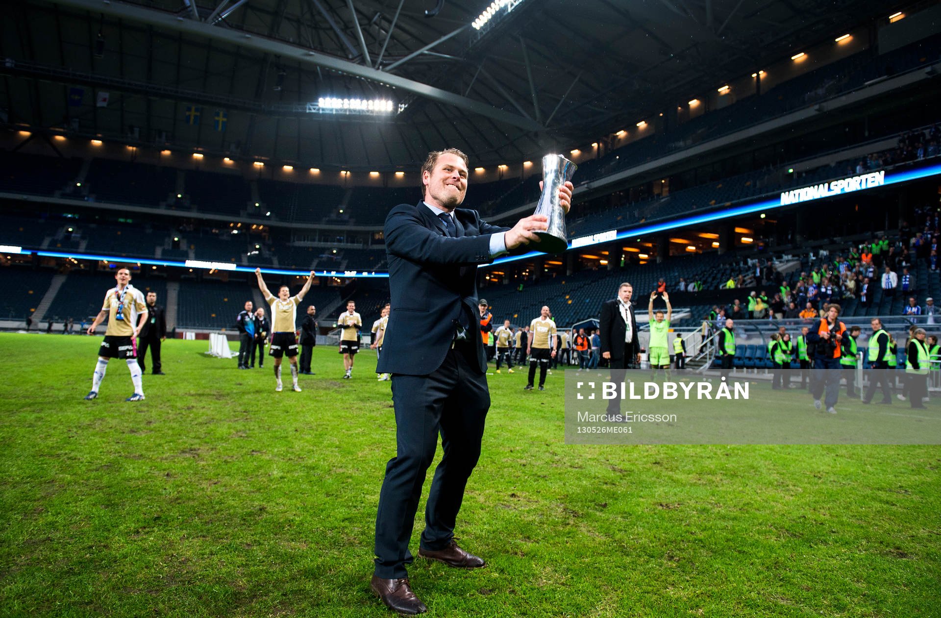 Mikael Stahre, tränare IFK Göteborg lyfter pokalen mot
