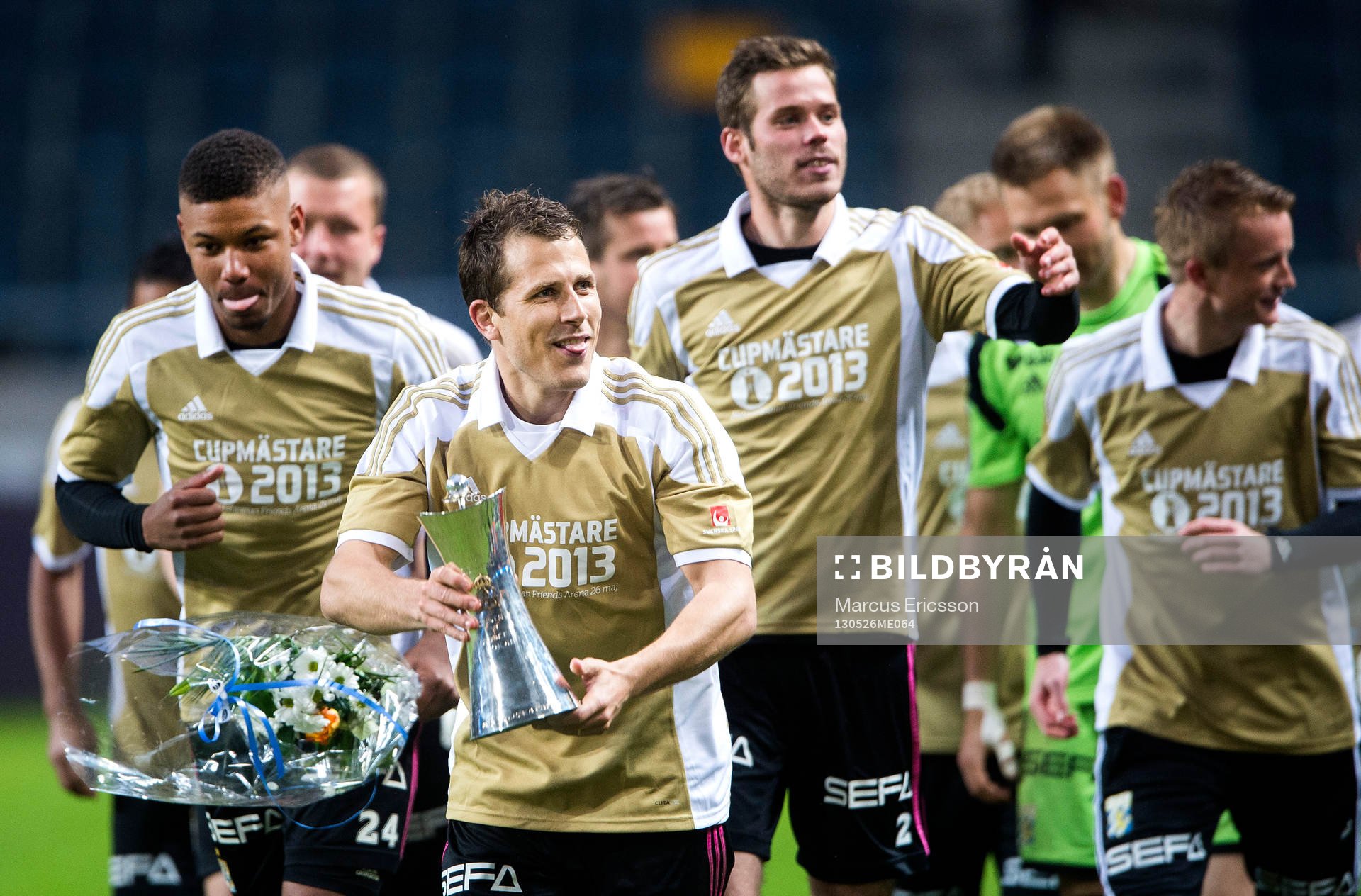 Tobias Hysén, IFK Göteborg springer fram med pokalen