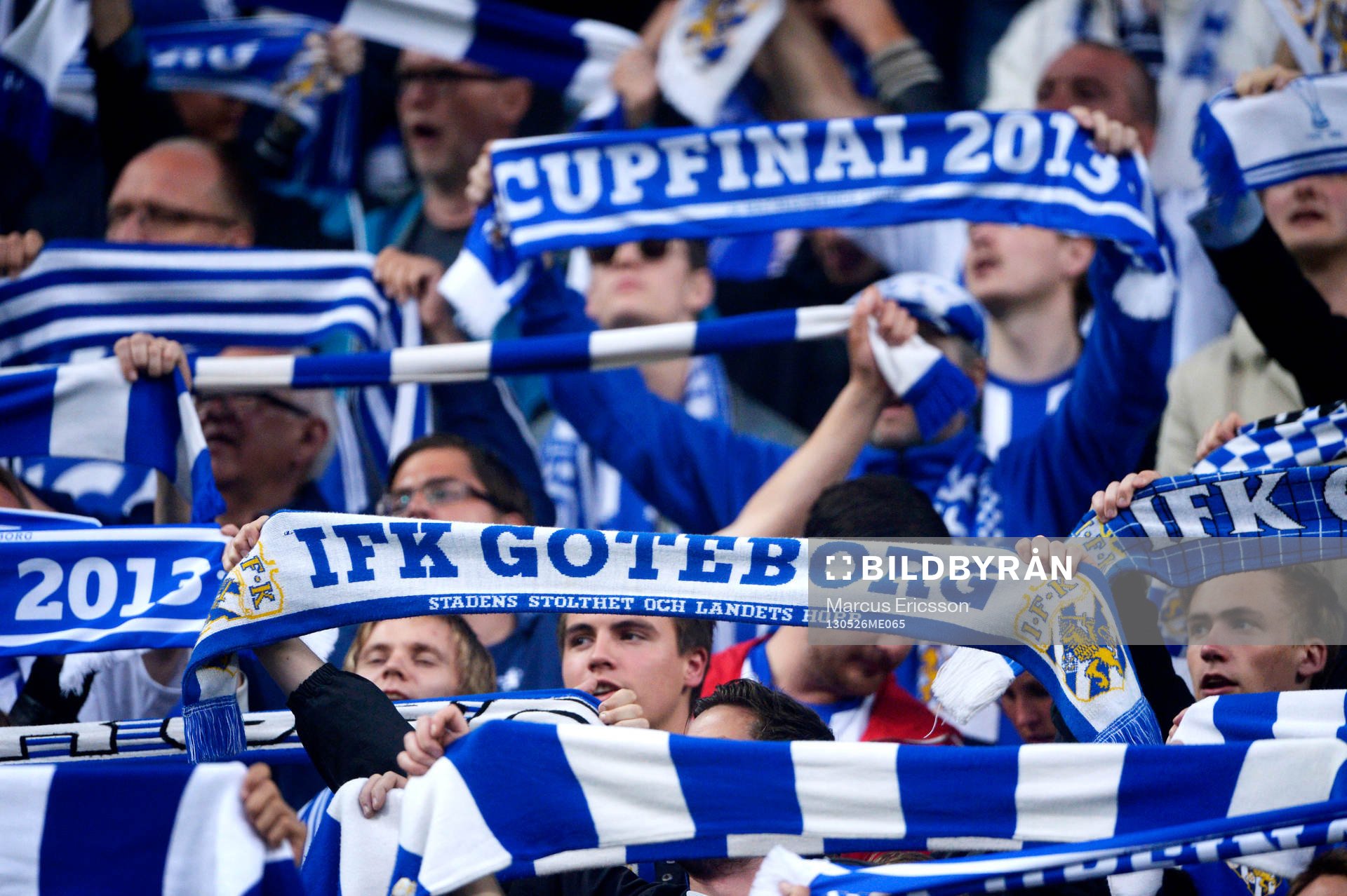 IFK Göteborgs supportrar håller upp en halsduk med texten