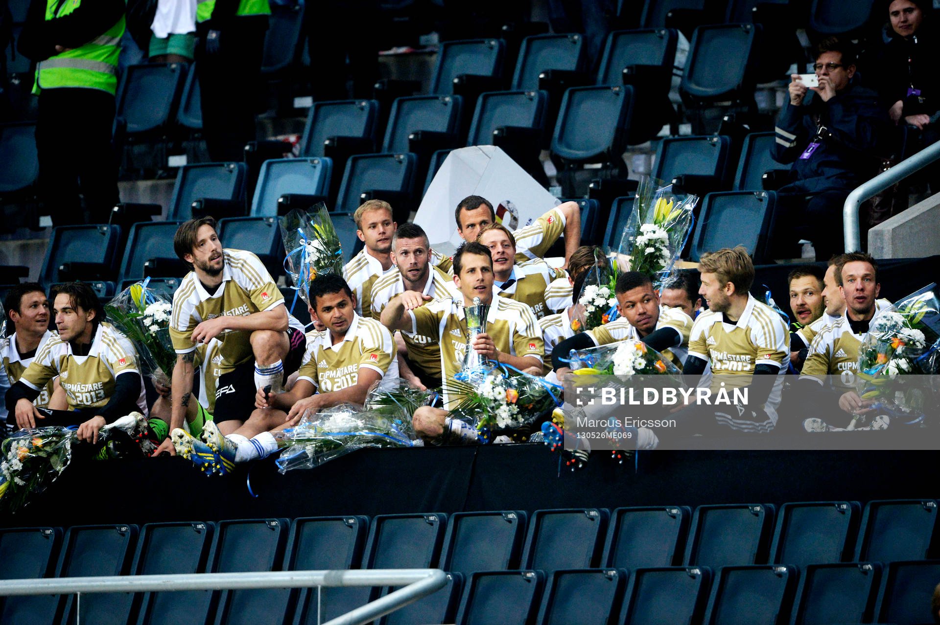 Fotboll, Svenska Cupen, final, Djurgården - IFK Göteborg: IFK Göteborg firar segern efter matchen. Tobias Hysén håller pokalen.
