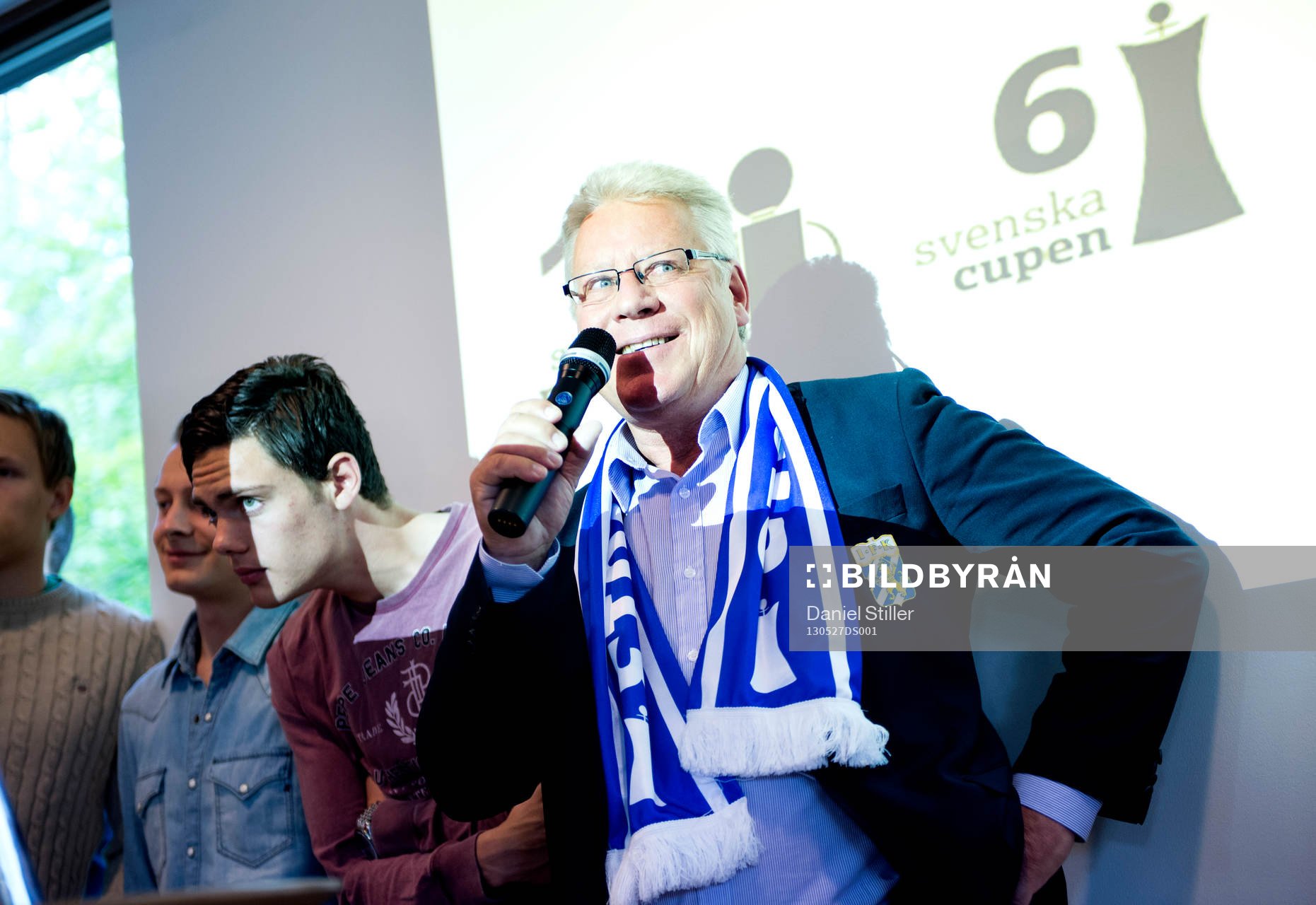 Fotboll, IFK Göteborg firar cupguldet: Bertil Rignäs, ordförande i IFK Göteborg, gratulerar spelarna i IFK göteborg till guldet i Svenska Cupen