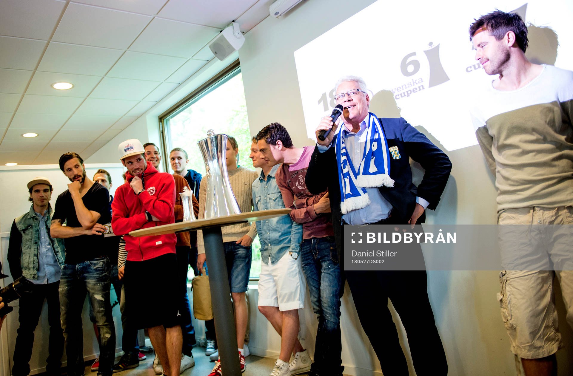Fotboll, IFK Göteborg firar cupguldet: Bertil Rignäs, ordförande i IFK Göteborg, gratulerar spelarna i IFK göteborg till guldet i Svenska Cupen