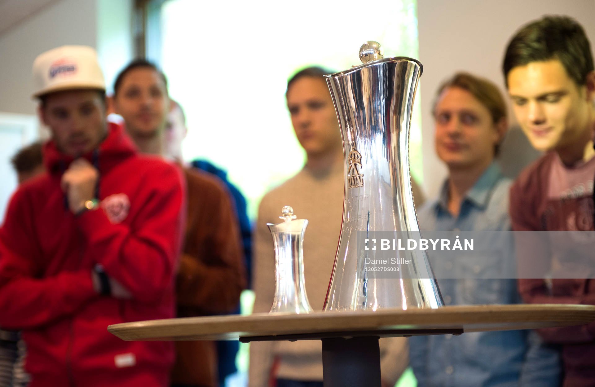 Fotboll, IFK Göteborg firar cupguldet: Bertil Rignäs, ordförande i IFK Göteborg, gratulerar spelarna i IFK göteborg till guldet i Svenska Cupen, här bucklan