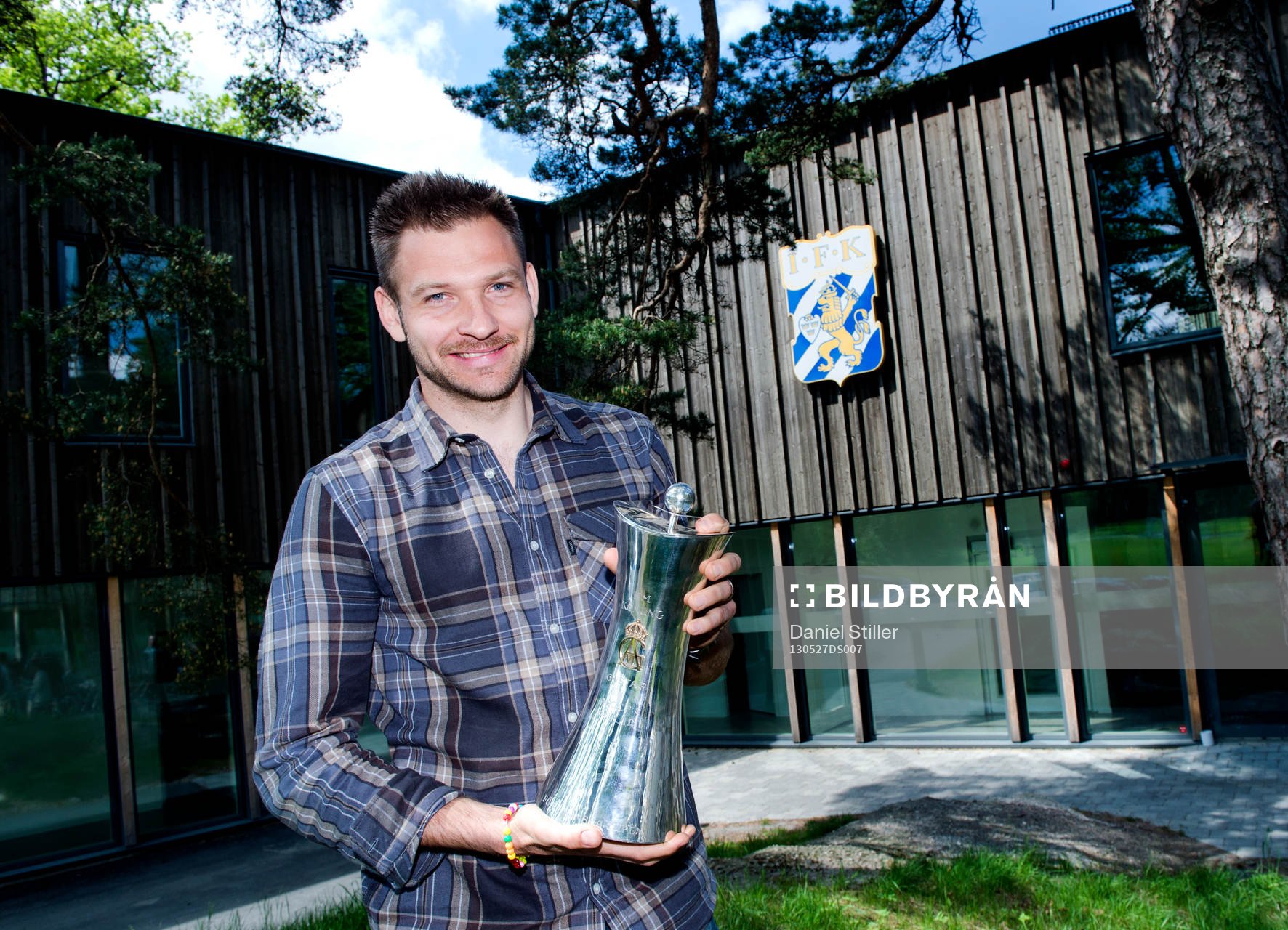 Fotboll, IFK Göteborg firar cupguldet: John Alvbåge poserar med bucklan dagen efter att IFK Göteborg tog guld i Svenska Cupen