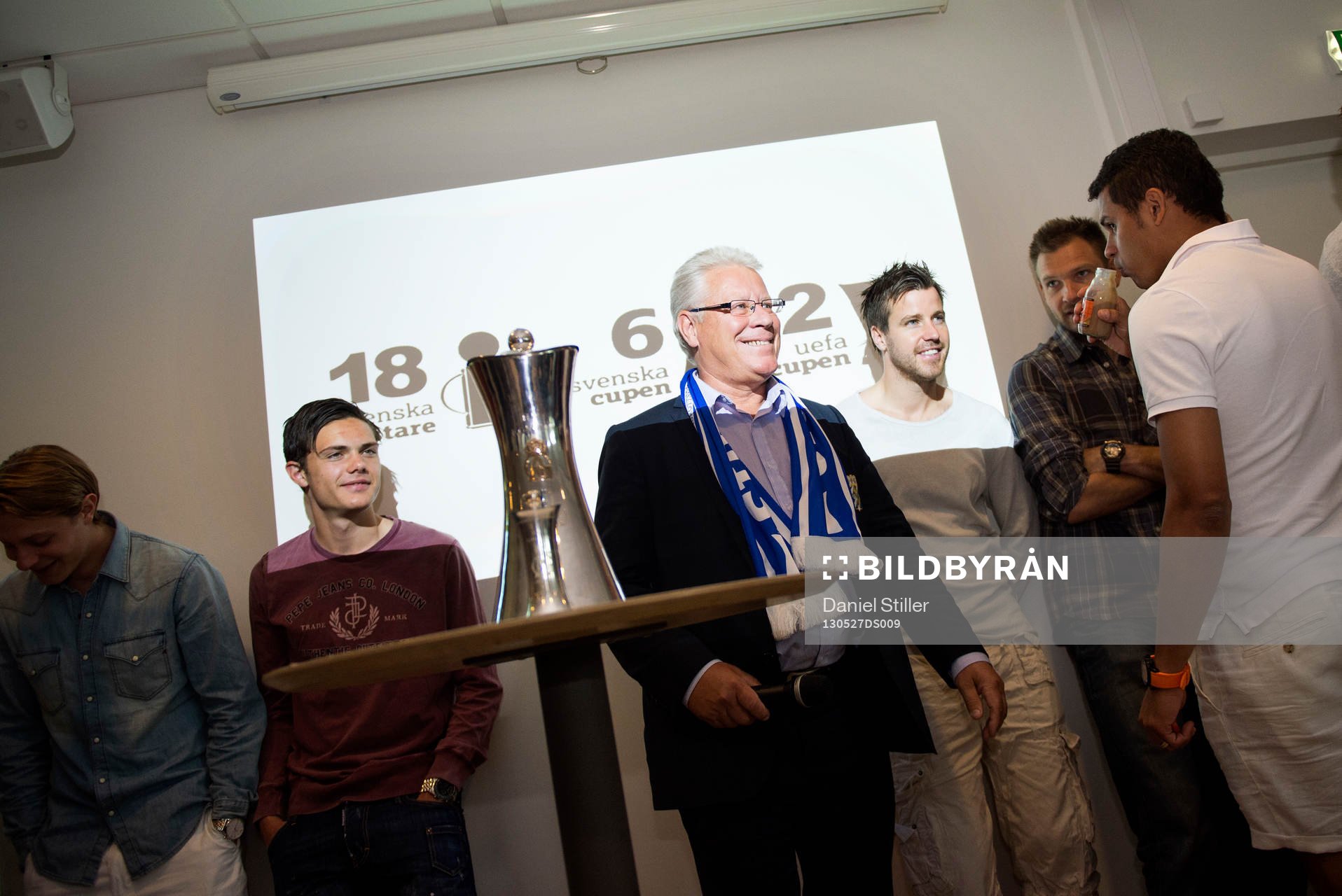 Fotboll, IFK Göteborg firar cupguldet: Bertil Rignäs, ordförande i IFK Göteborg, gratulerar spelarna i IFK göteborg till guldet i Svenska Cupen