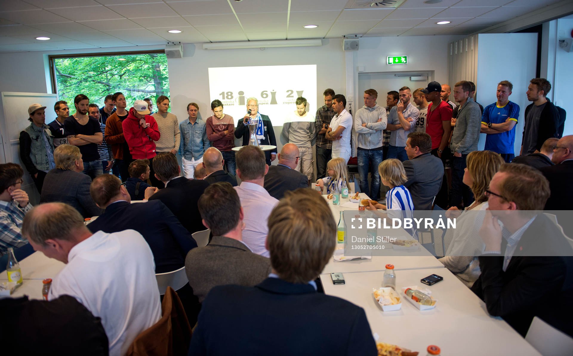 Fotboll, IFK Göteborg firar cupguldet: Bertil Rignäs, ordförande i IFK Göteborg, gratulerar spelarna i IFK göteborg till guldet i Svenska Cupen inför ett massivt pressuppbåd