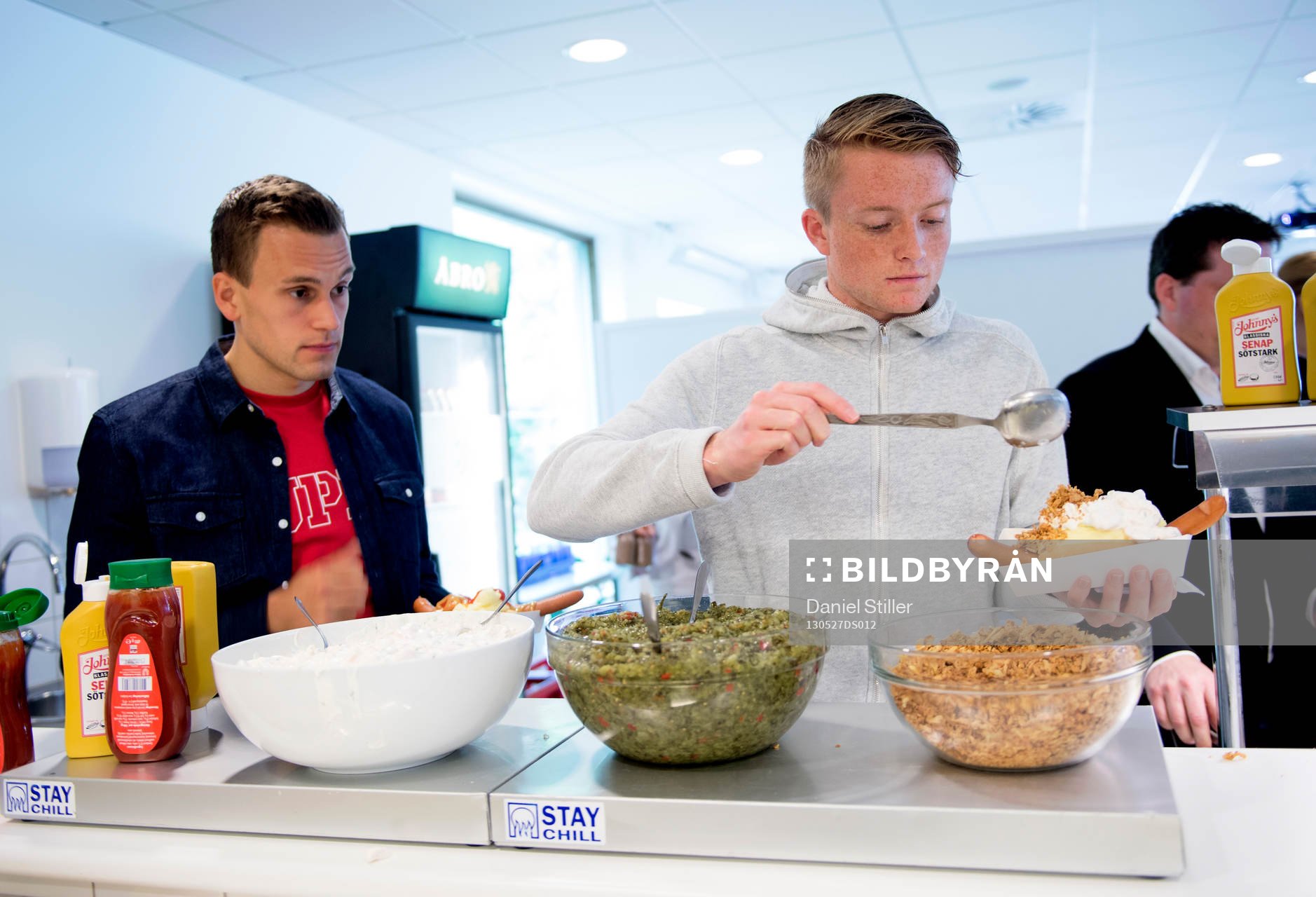 Fotboll, IFK Göteborg firar cupguldet: Logi Valgdarson och Sam Larsson firar guldet med en halv special