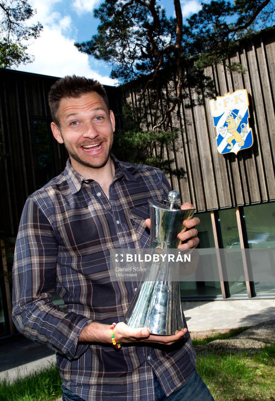 Fotboll, IFK Göteborg firar cupguldet: John Alvbåge poserar med bucklan dagen efter att IFK Göteborg tog guld i Svenska Cupen