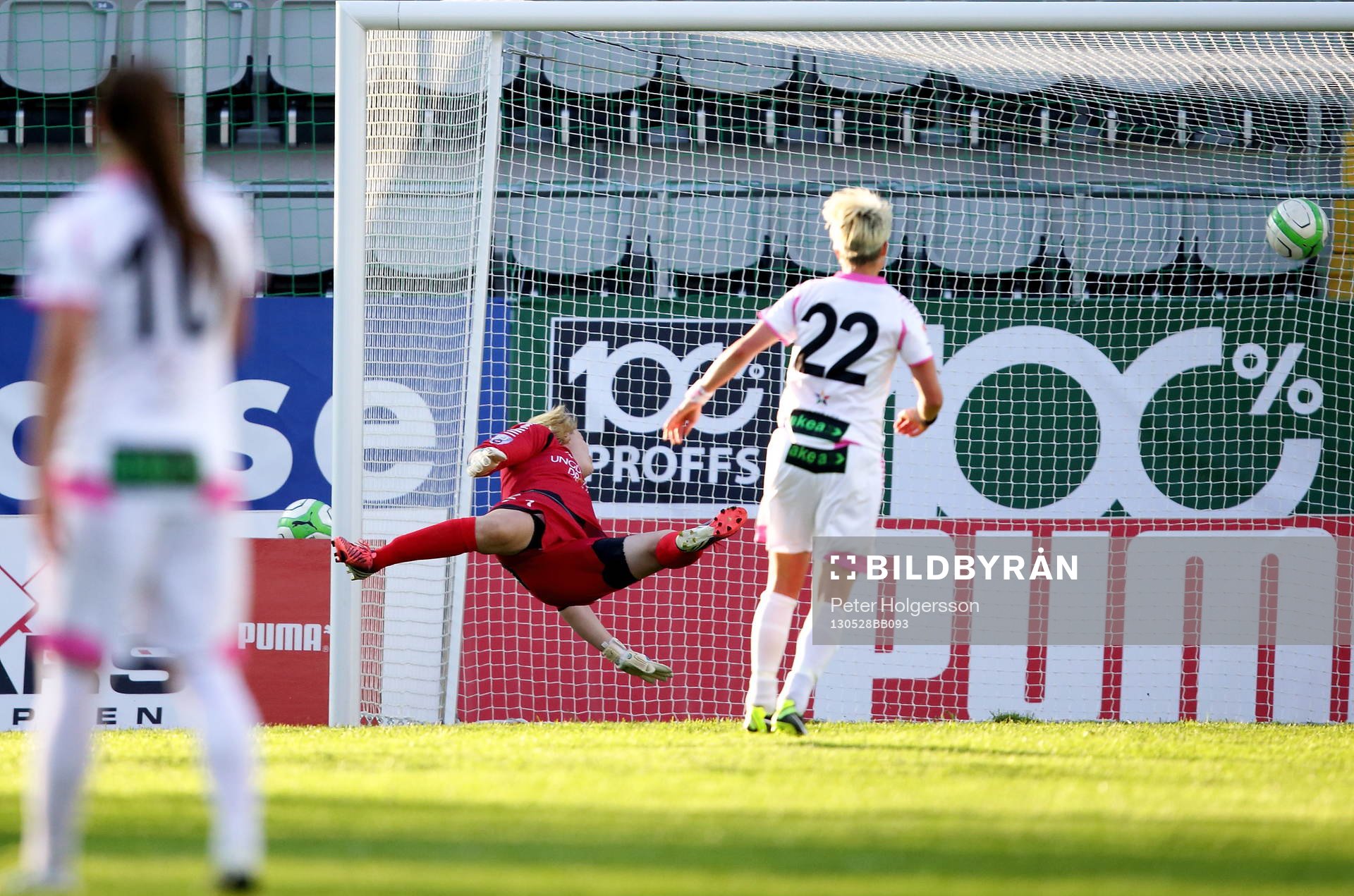 Mål 2-0 Linköping Pernille Harder, Malmö målvakt Thora