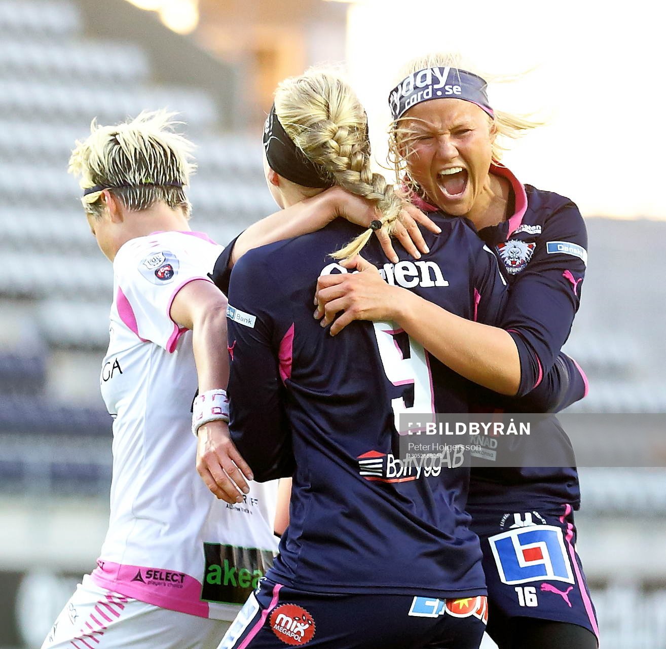 Fotboll, Damallsvenskan, Linköping - LdB Mallmö: Segermål 3-1 Linköping Stina Blackstenius tillsammans med tvåmålsskytt Linköping Pernille Harder