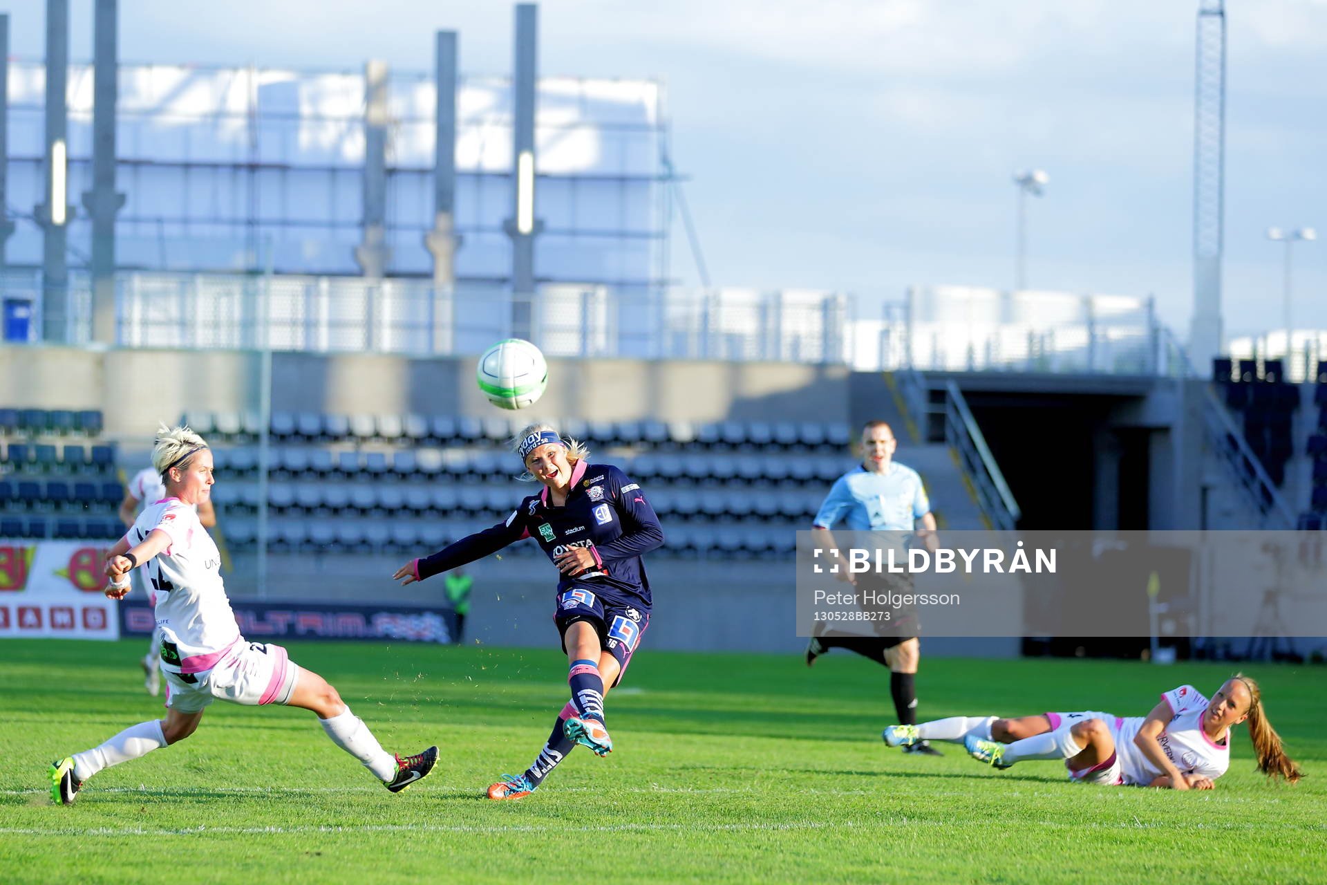 Matchvinnare Linköping Pernille Harder skjuter i ribban -