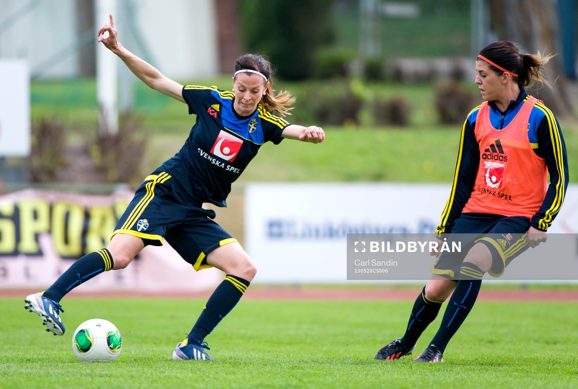 Lotta Schelin utmanas av Olivia Schough, Sverige