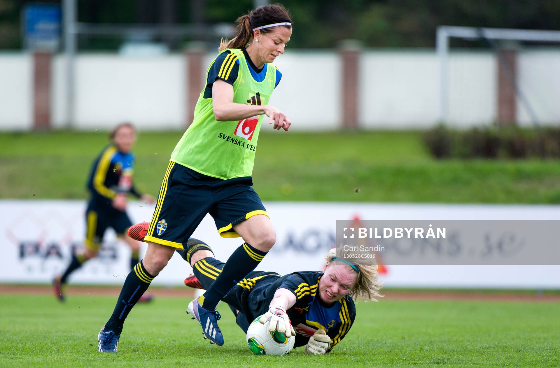 Lotta Schelin blir av med bollen till Hedvig Lindahl,