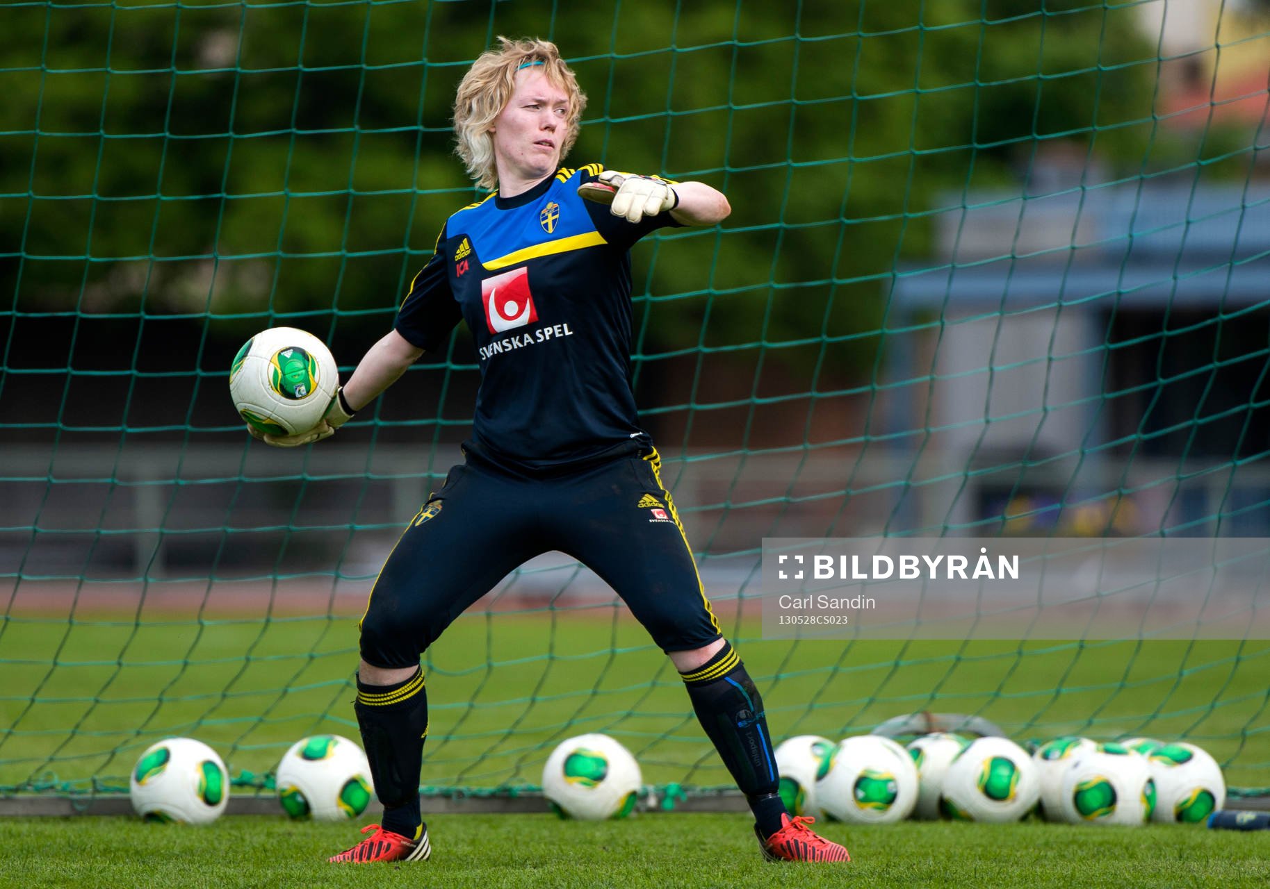 Hedvig Lindahl, målvakt, Sverige, kastar ut bollen
