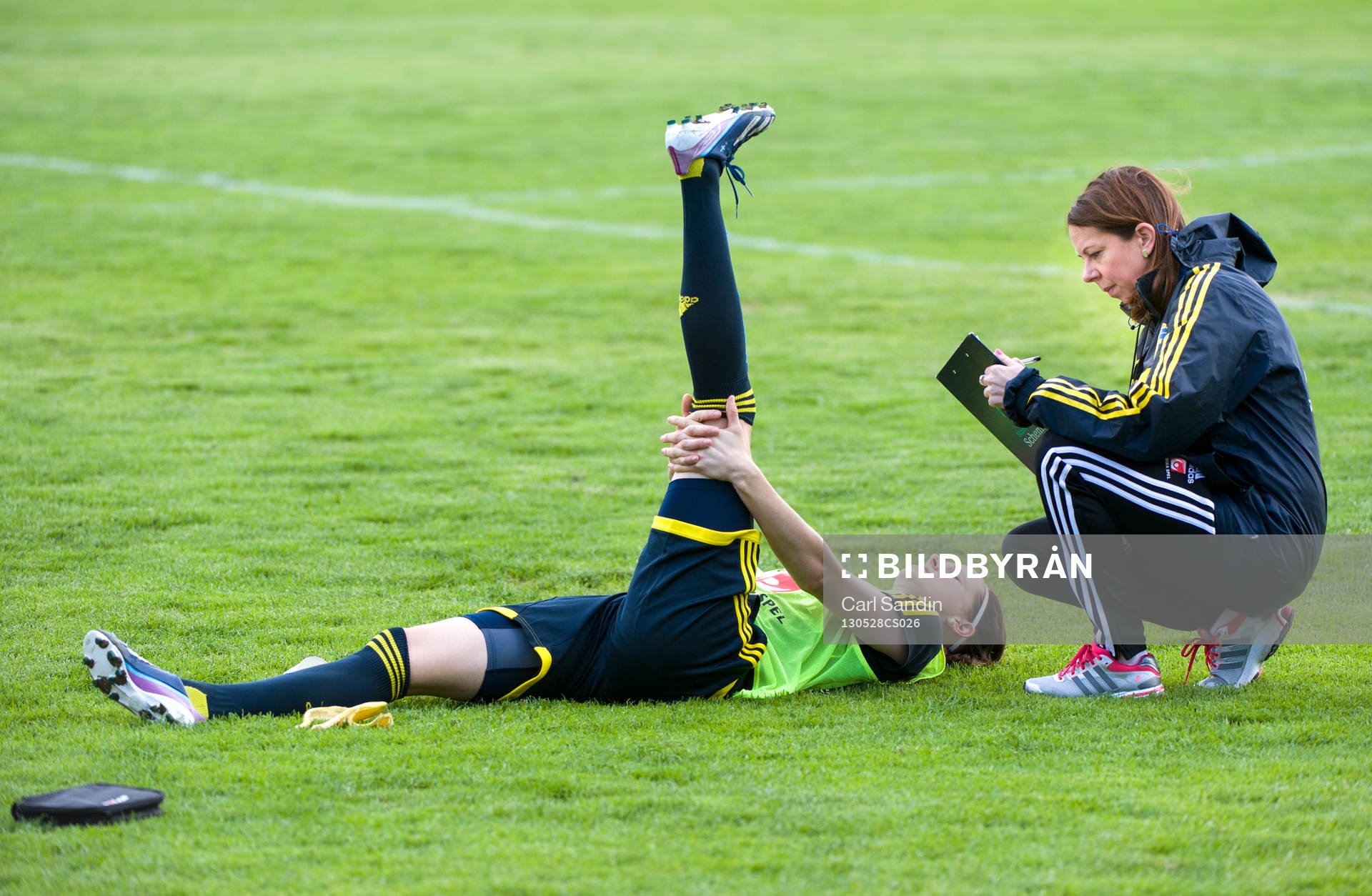 Helena Andersson, fysiolog, pratar med Lotta Schelin,