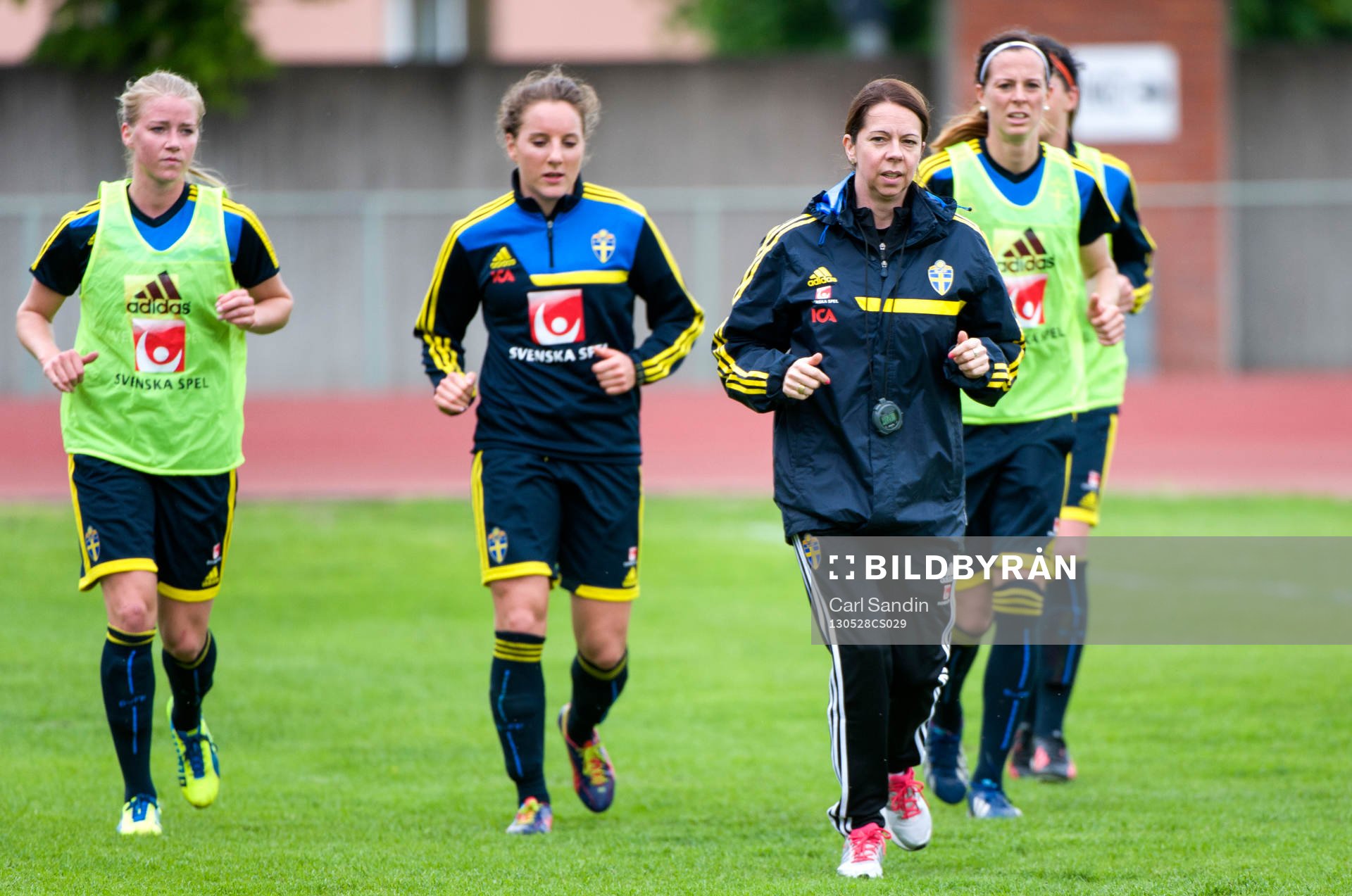 Helena Andersson, fysiolog, Sverige, joggar ner med laget